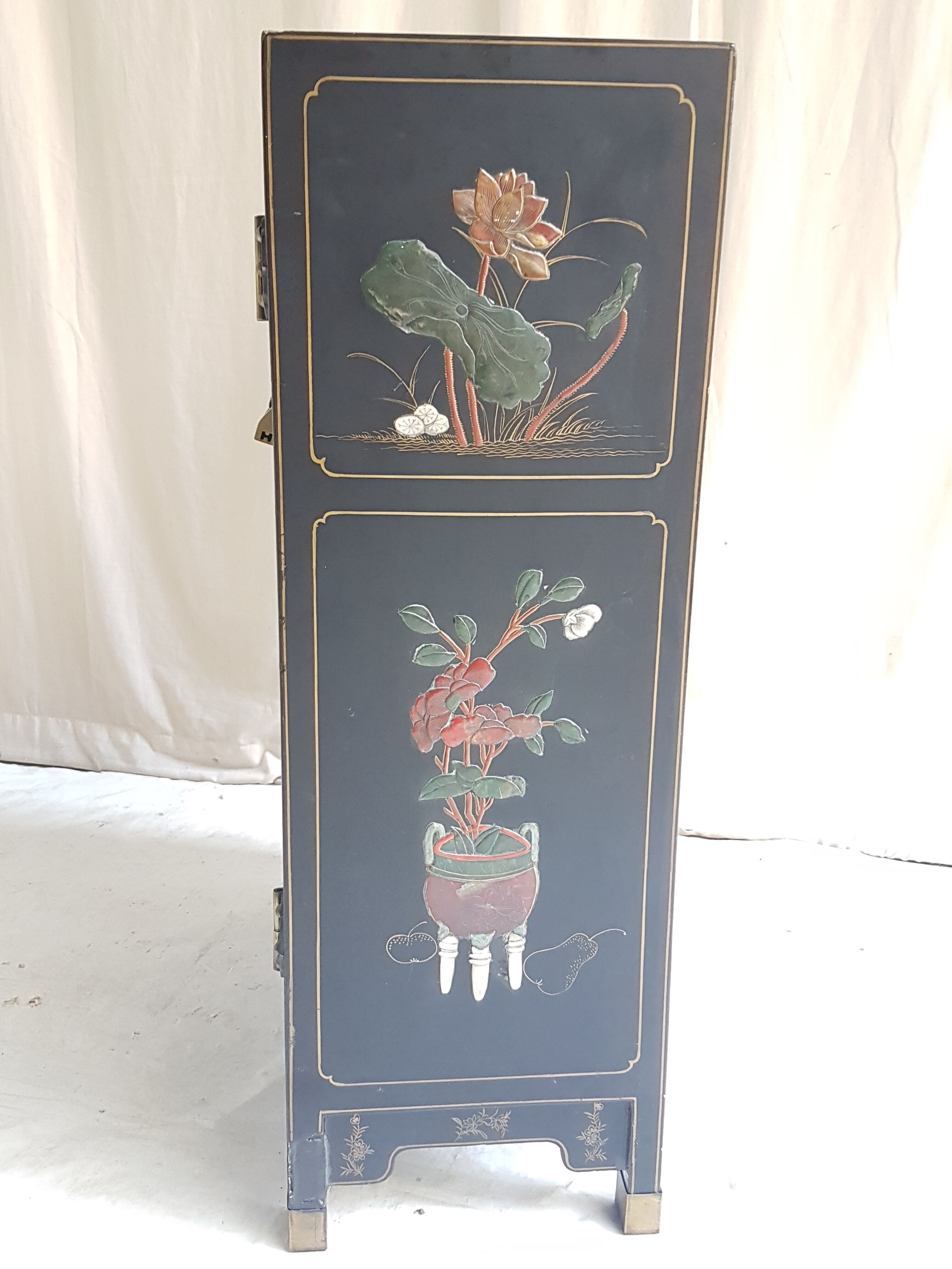 Chinese Bahut in 2-door laque