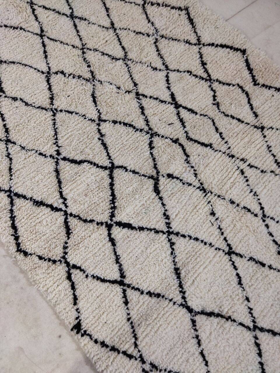 Handmade moroccan berber rug 255 x 150 cm