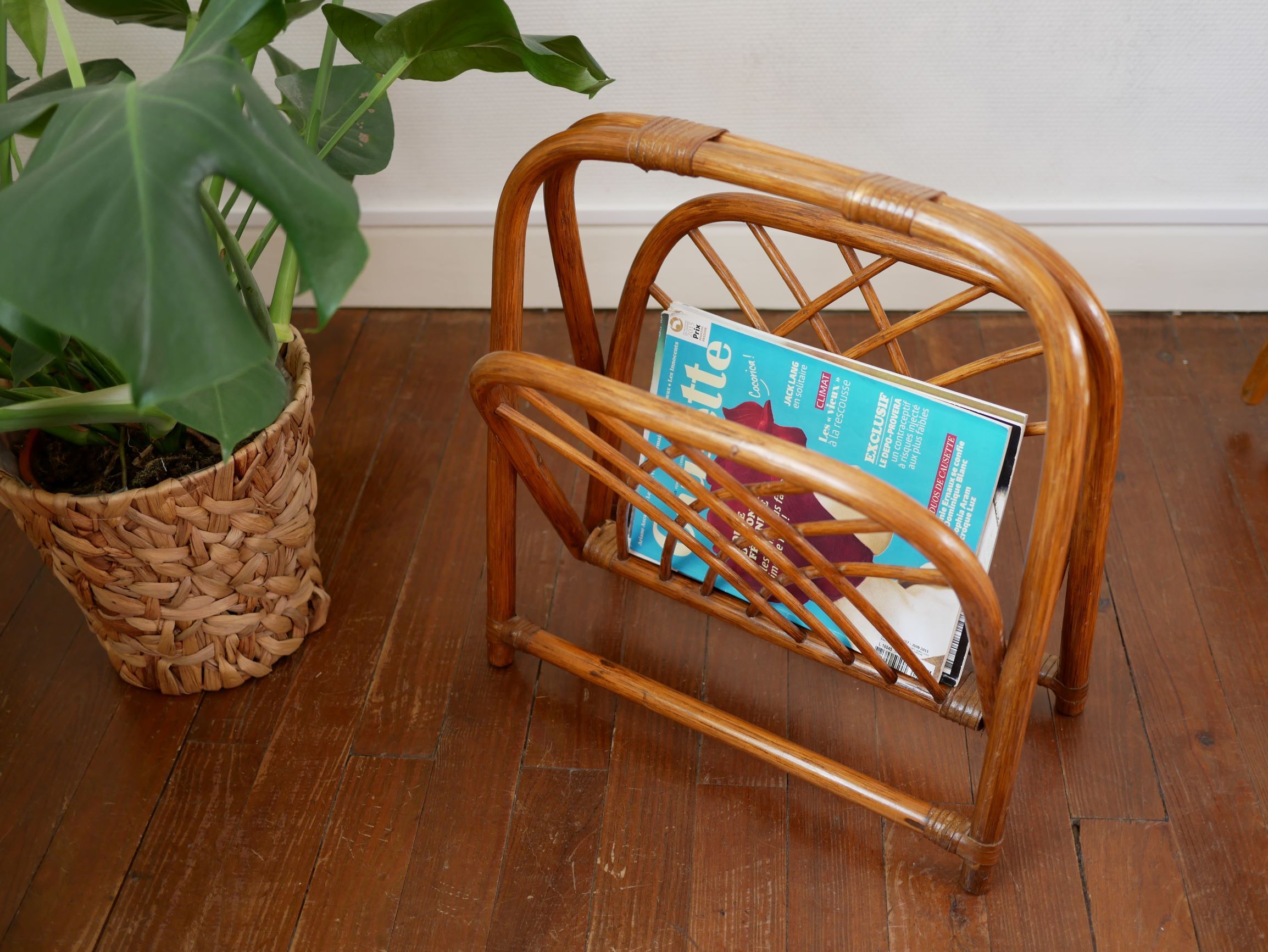 Foldable magazine rack in wicker