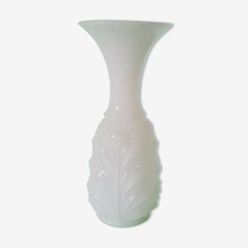 Soliflore en milk glass