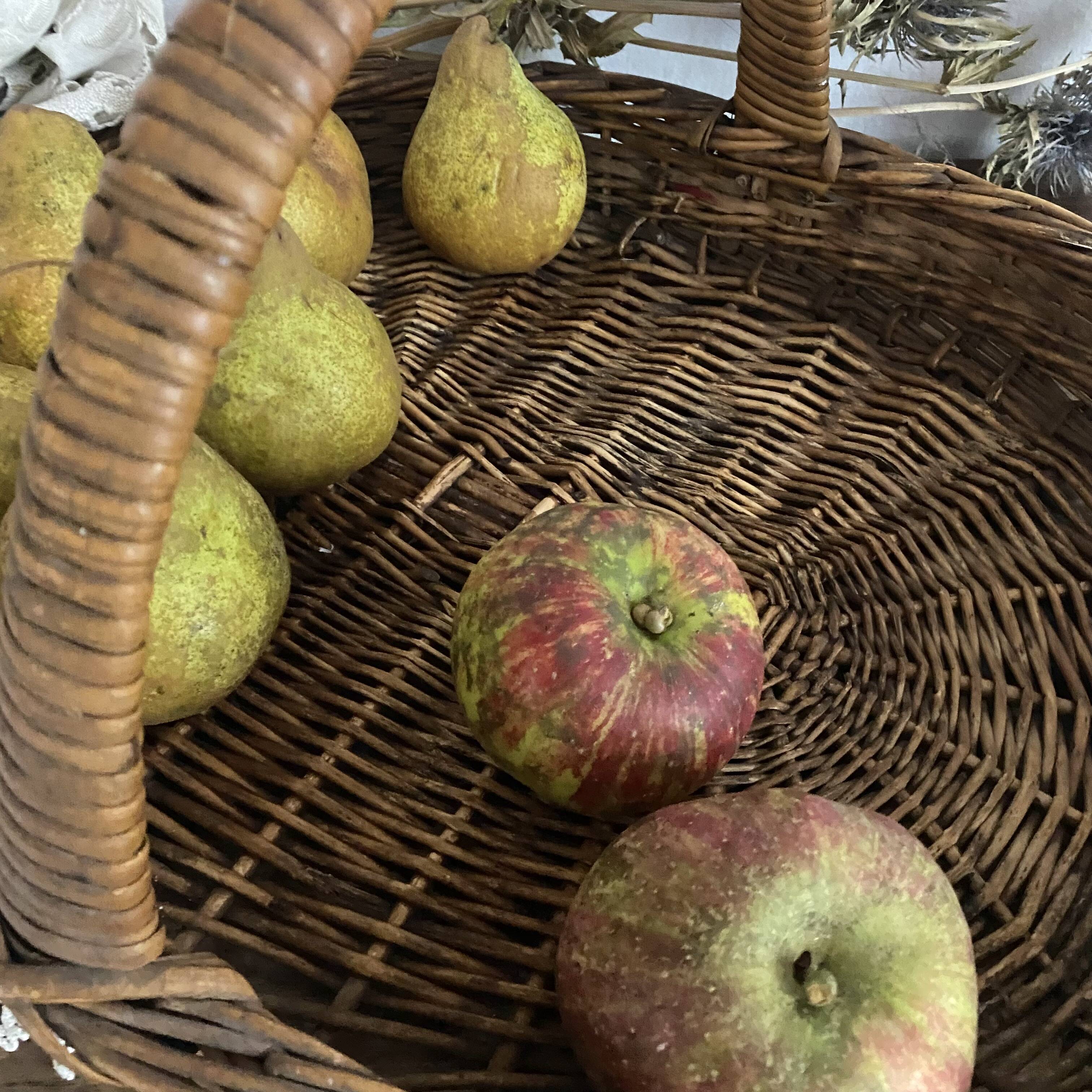 Flat-bottomed woven wicker basket