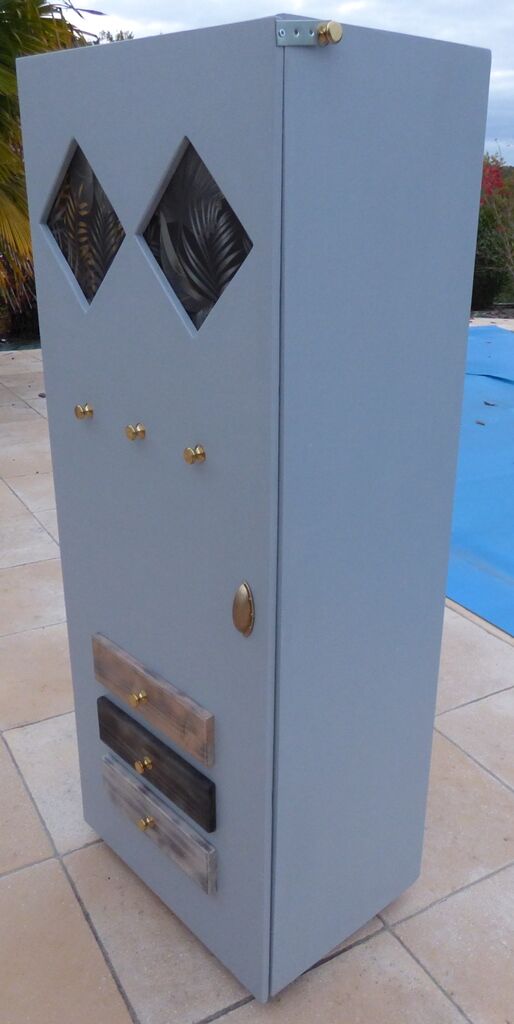 Atypical cabinet with several shelves with wheels