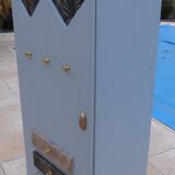 Armoire atypique à plusieurs étagères à roulettes
