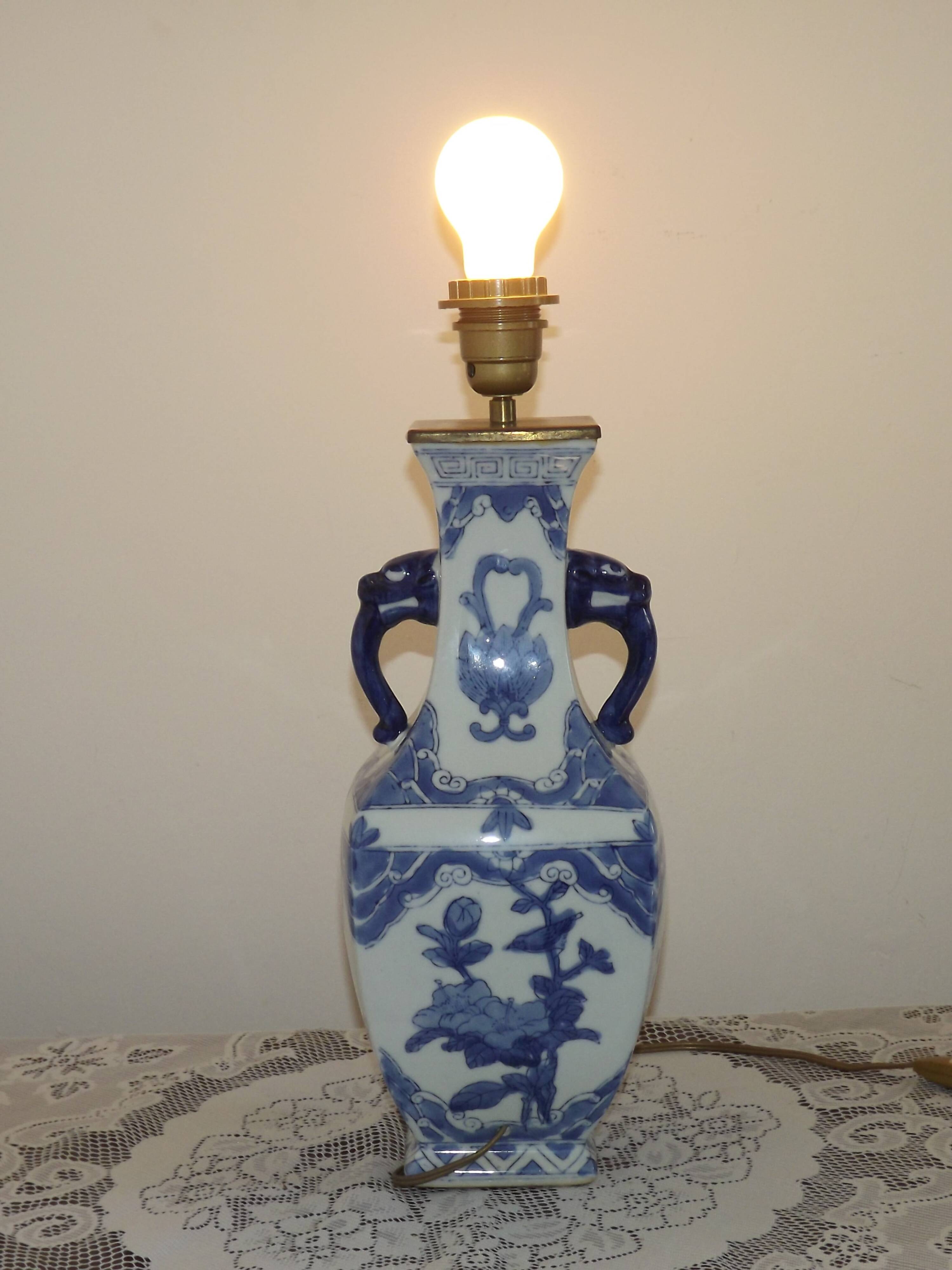 Pied de lampe vintage en porcelaine chinoise à décor d'oiseaux et poignées en lion