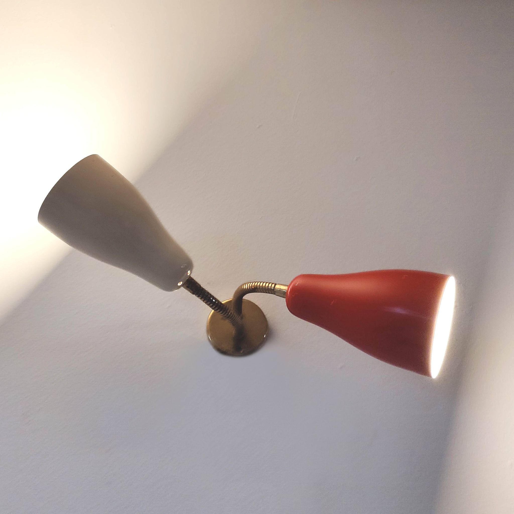 Double adjustable wall light from the 50s in brass and red and cream metal