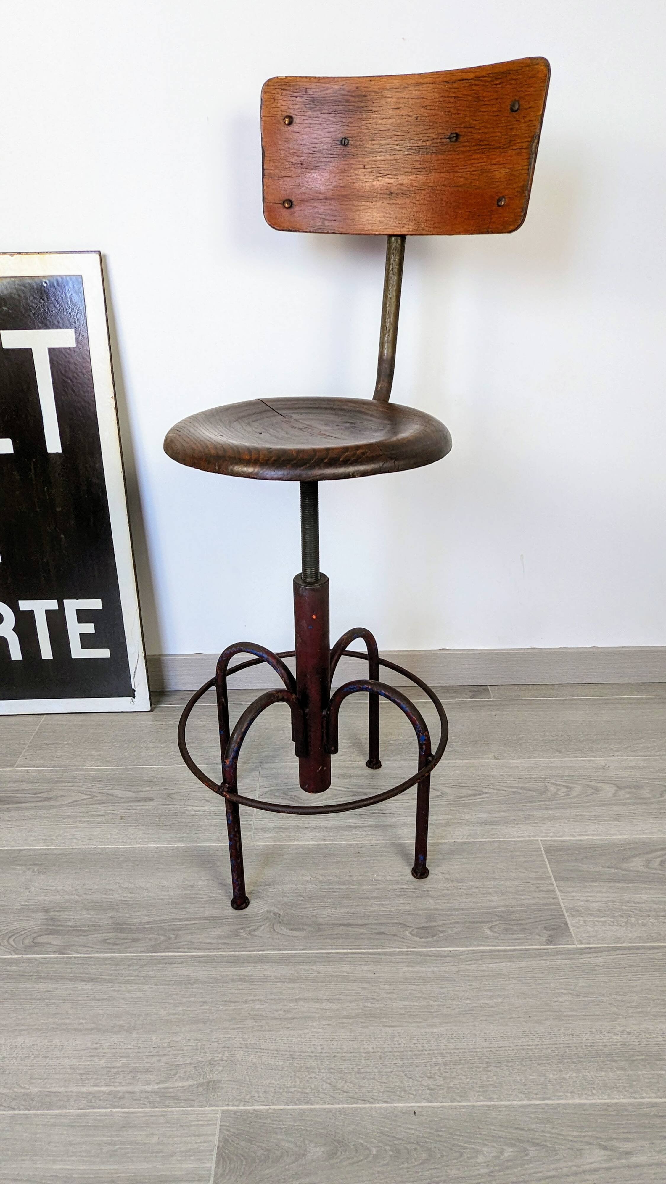 Chaise industrielle réglable ancienne avec dossier, pièce de caractère