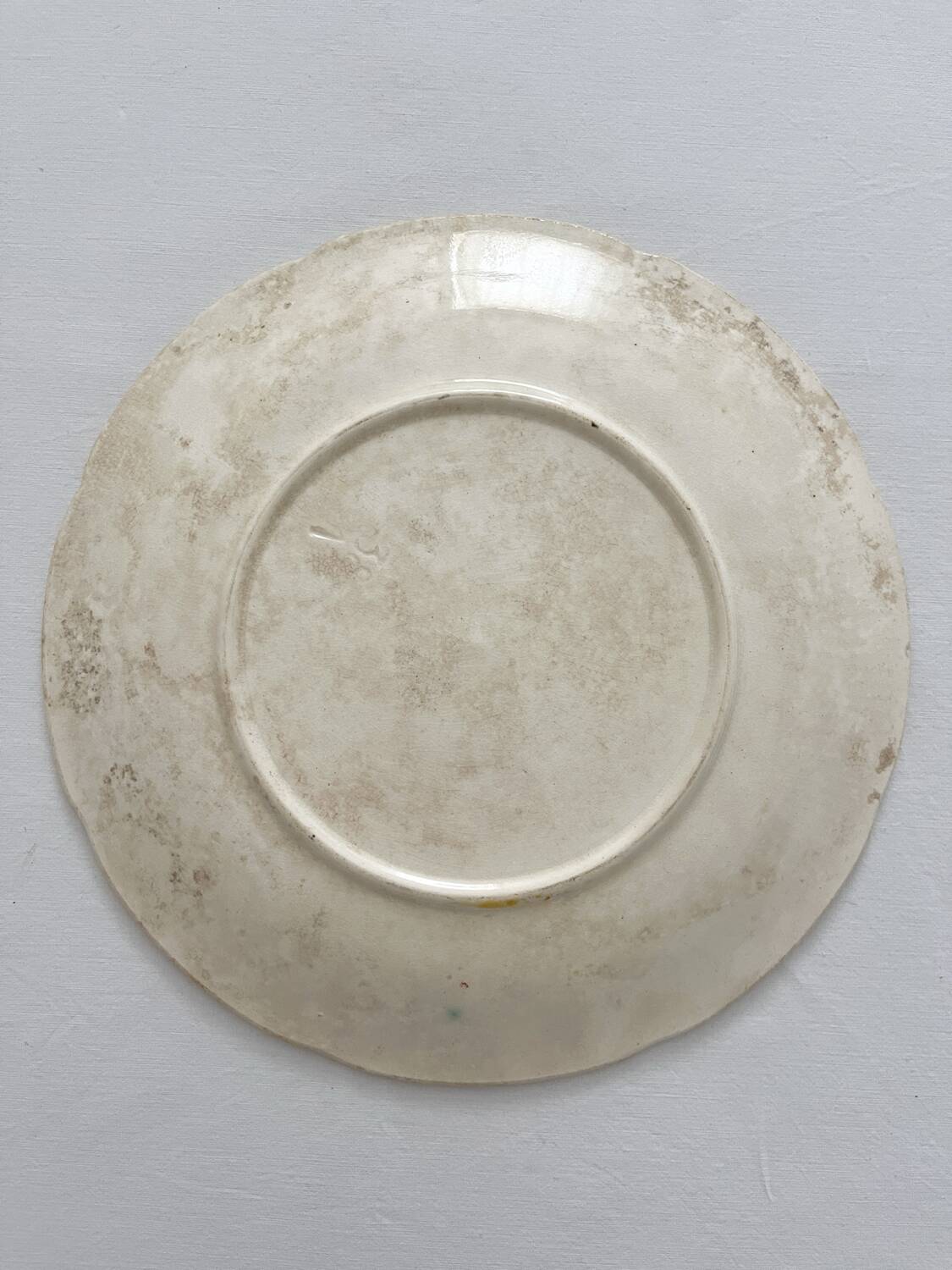 Assiette ancienne en barbotine pomme poire