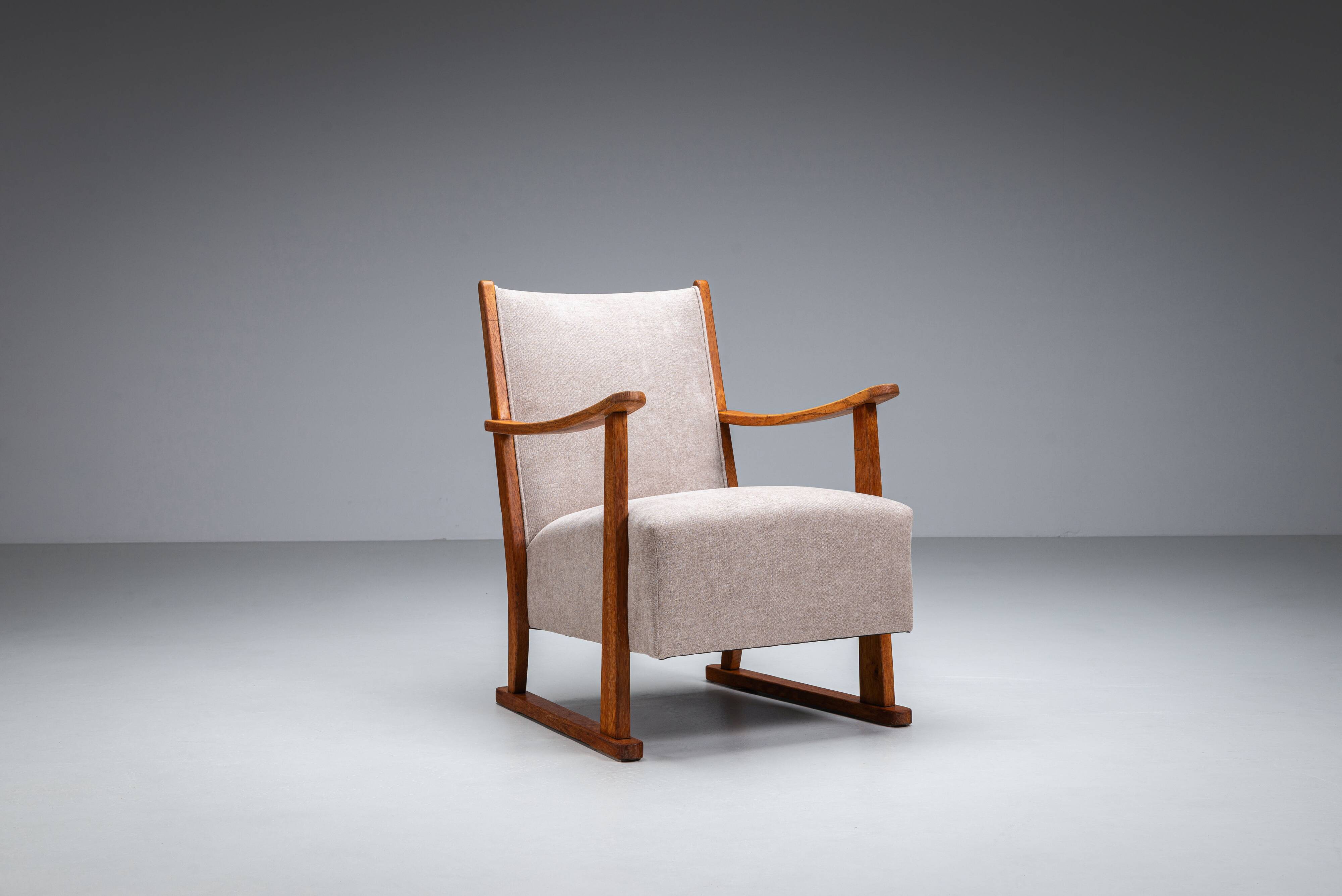 Oak armchair with curved armrests