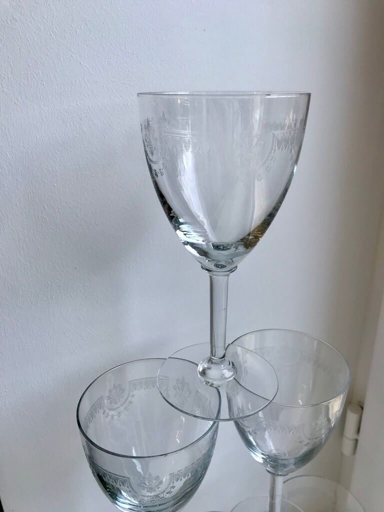 Set of 6 crystal wine glasses engraved 30s