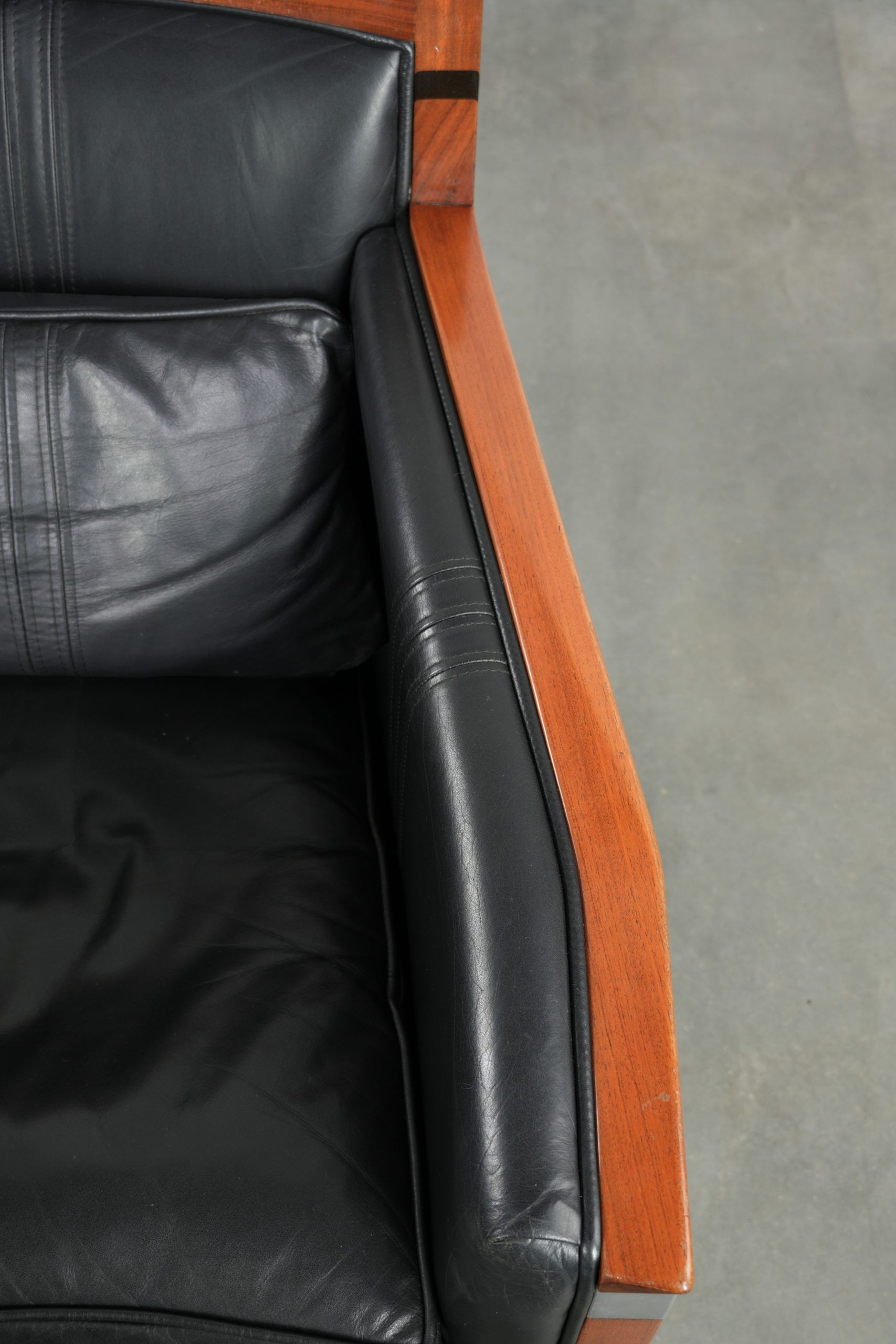 Set of 2 black leather Art Deco design armchairs in good condition