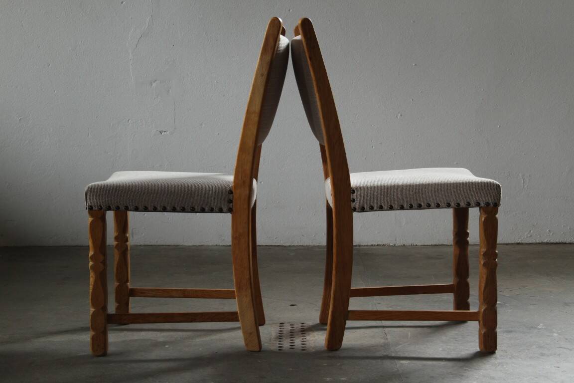 Ensemble de six chaises de salle à manger en chêne vintage danois, style Henning Kjærnulf, années 1960.