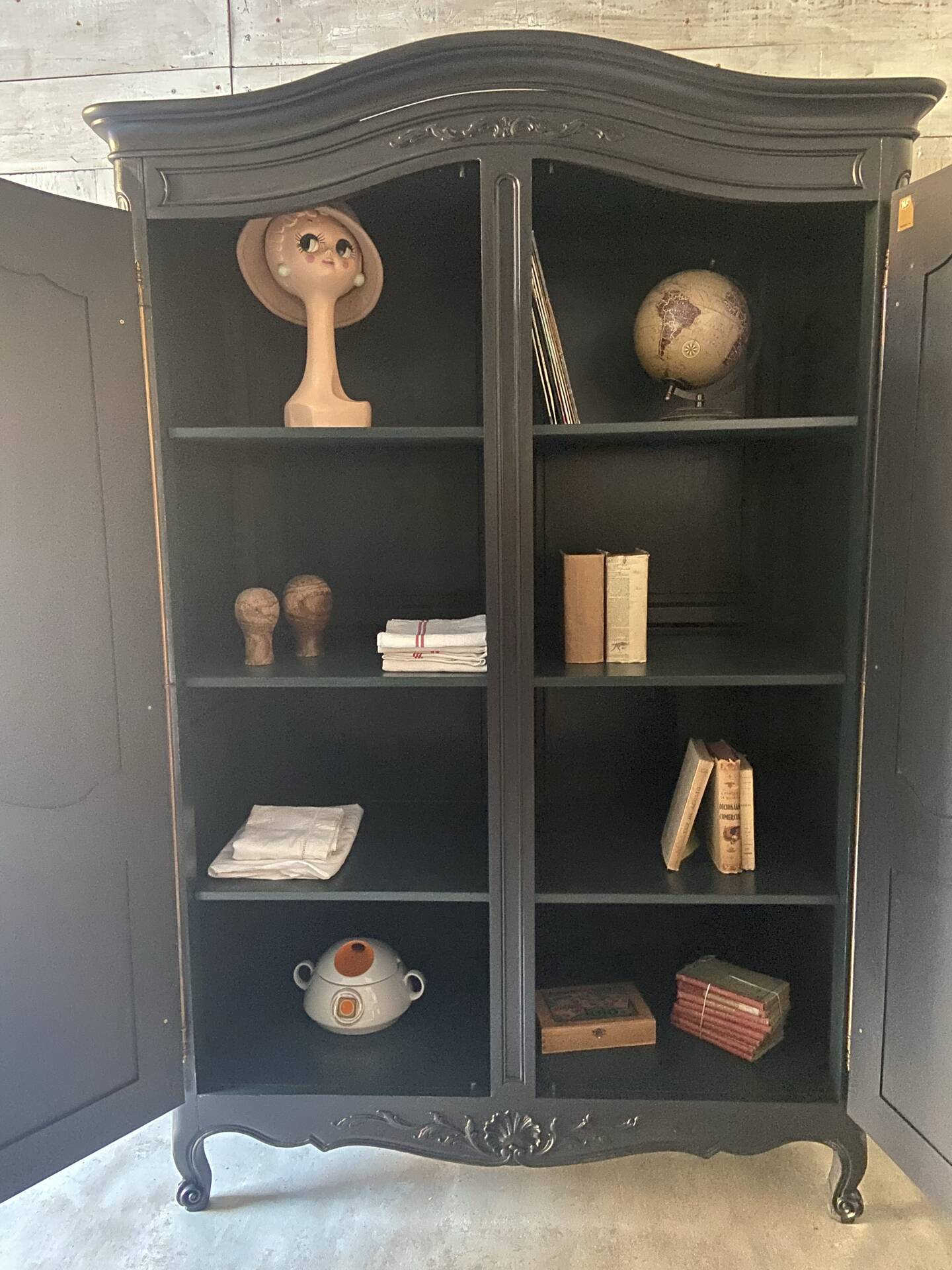 Armoire « chapeau de gendarme »