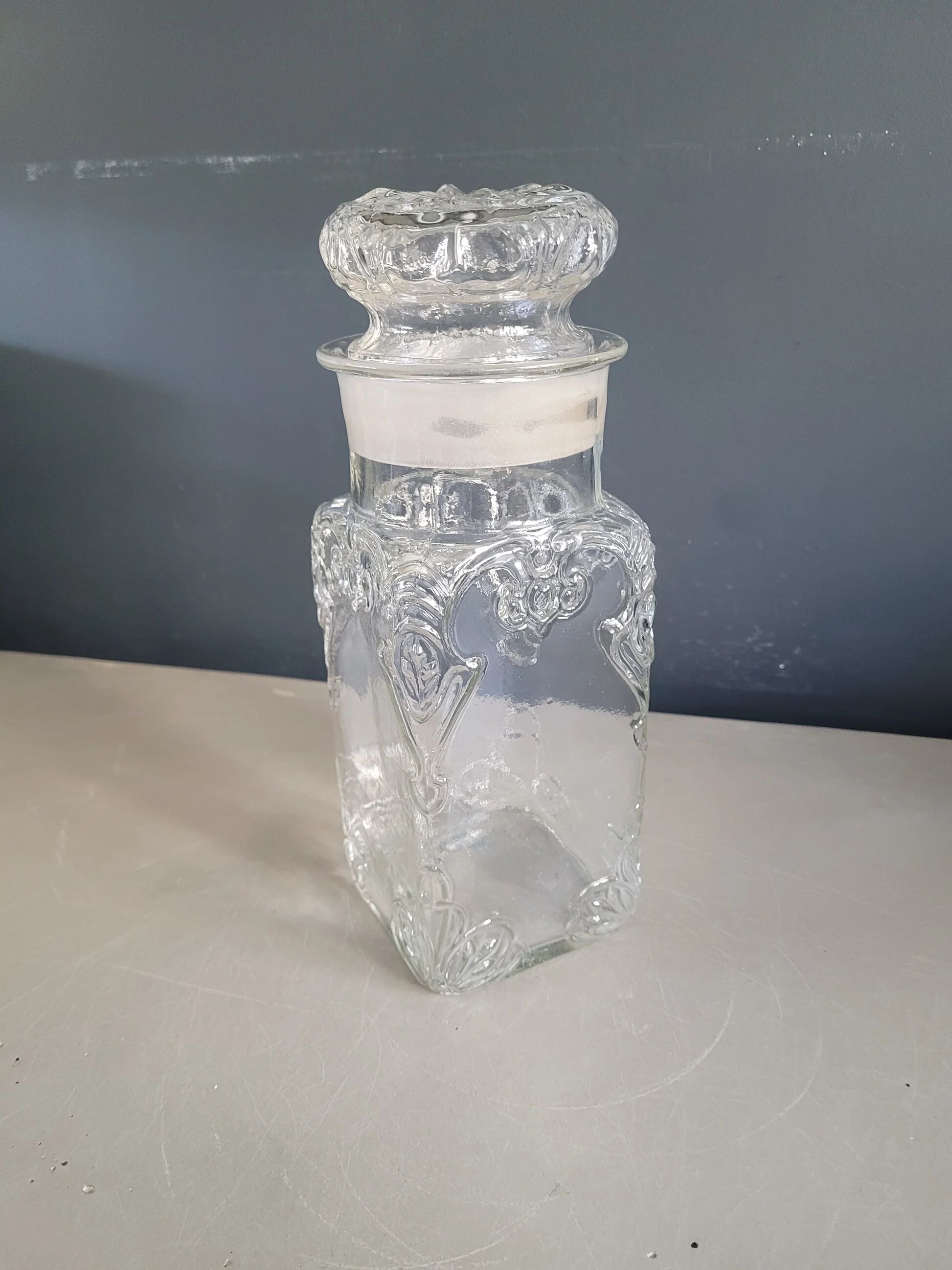 Bonbonnière ancienne en verre moulé