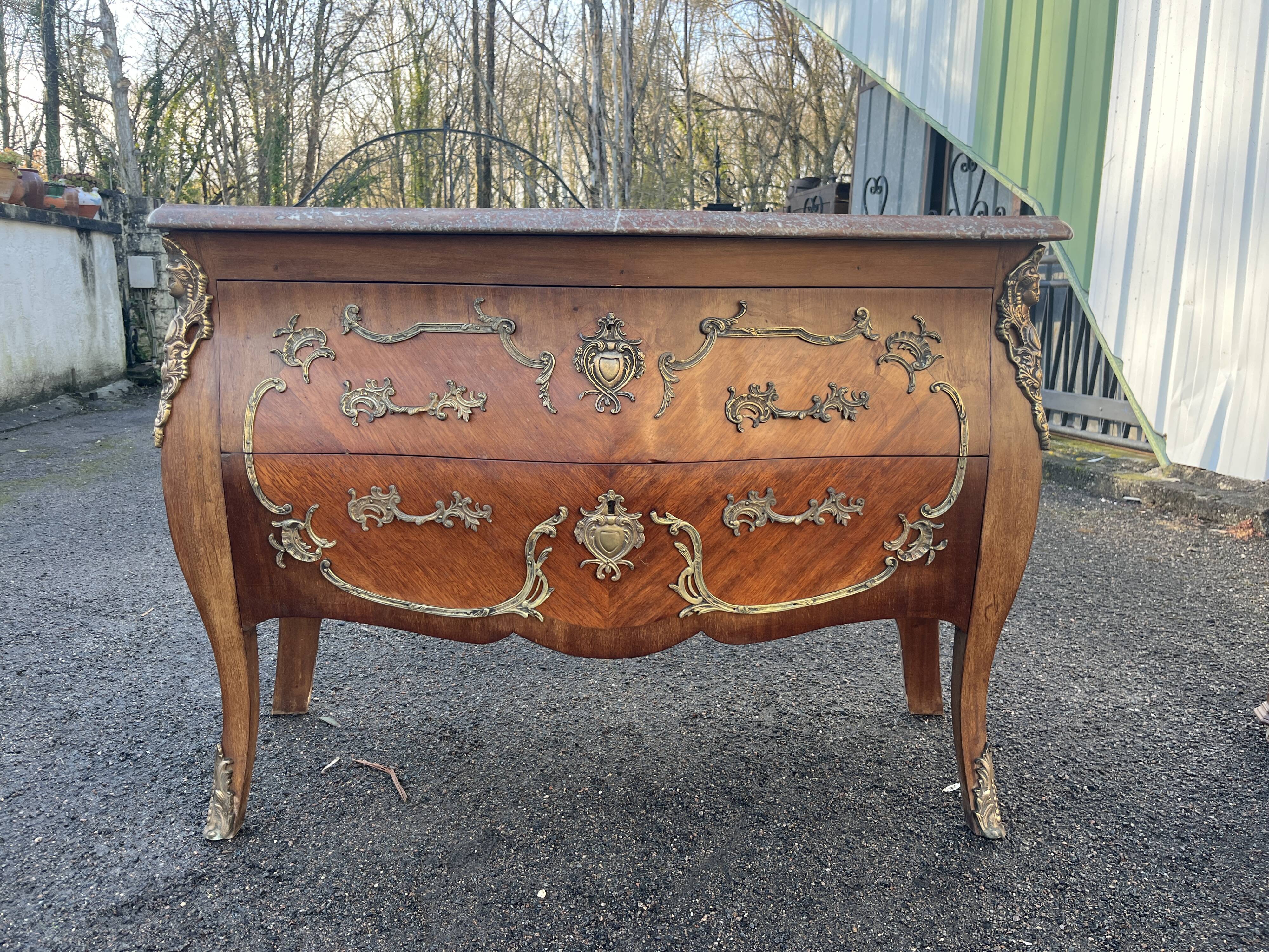 Commode Style Louis XV – 2 Tiroirs Bombés – Bois Marqueterie et Bronze