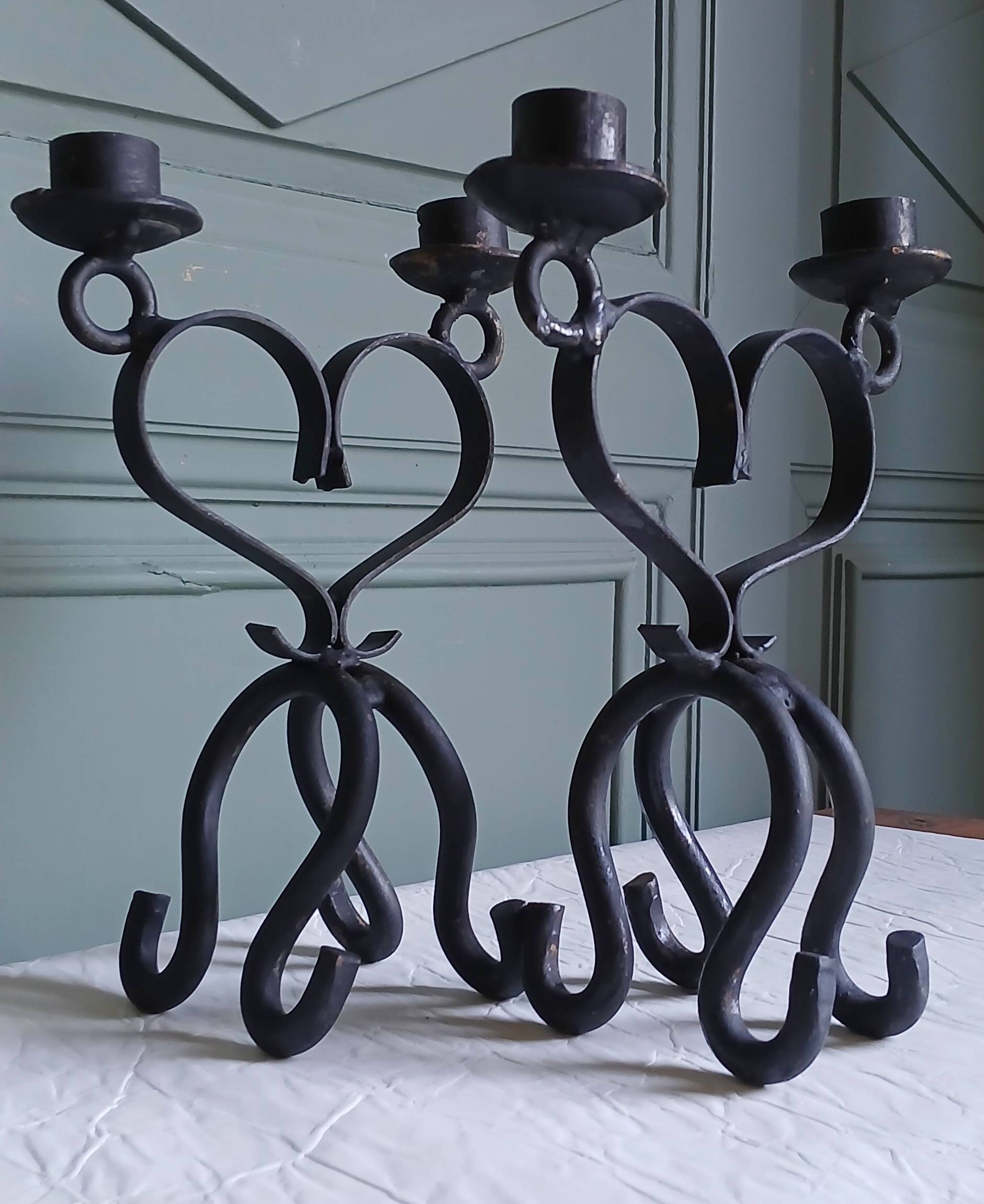 2 double brutalist candle holders in hand-forged iron. Folk art 1960.