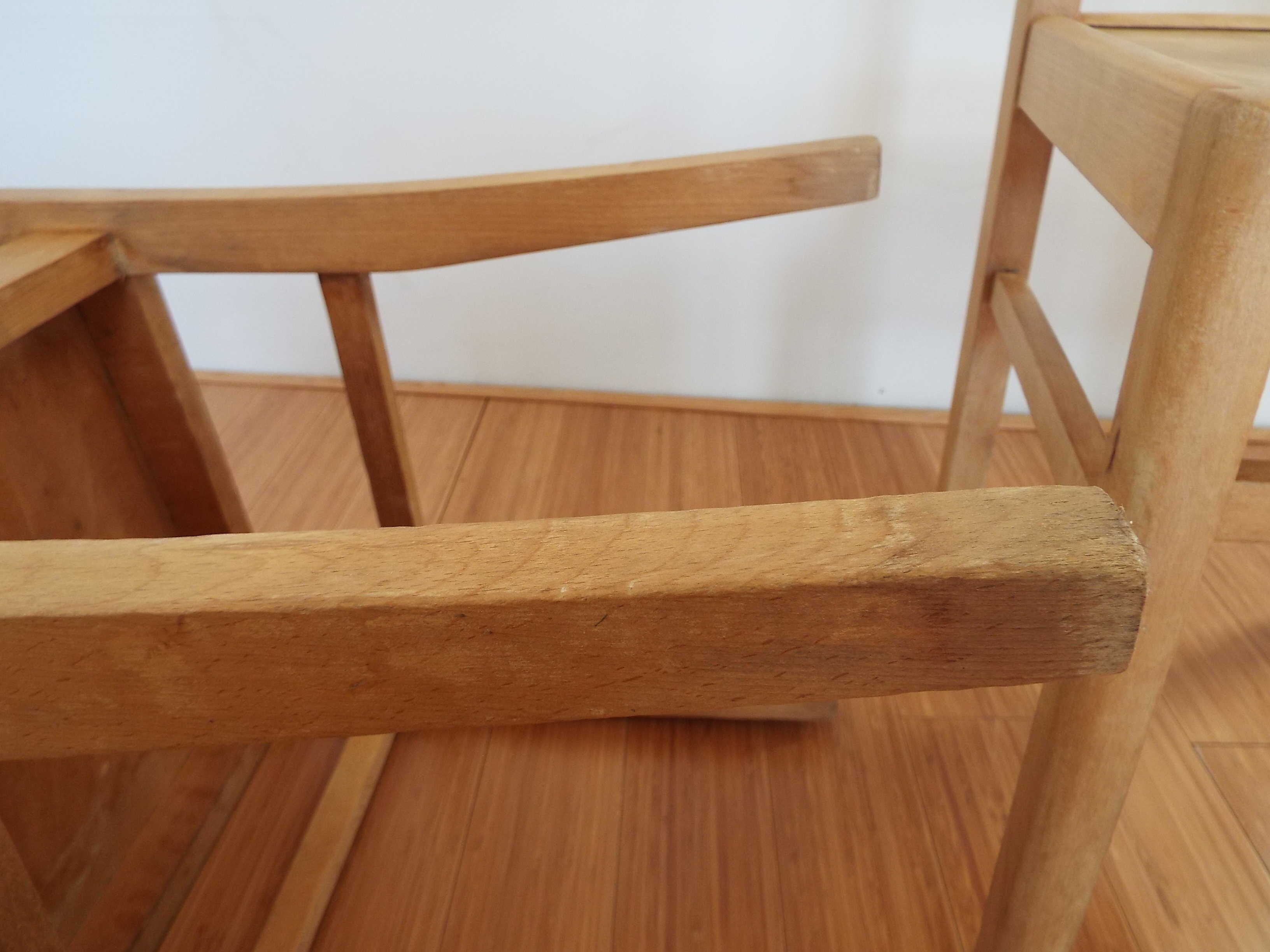 2 wooden chairs type reconstruction