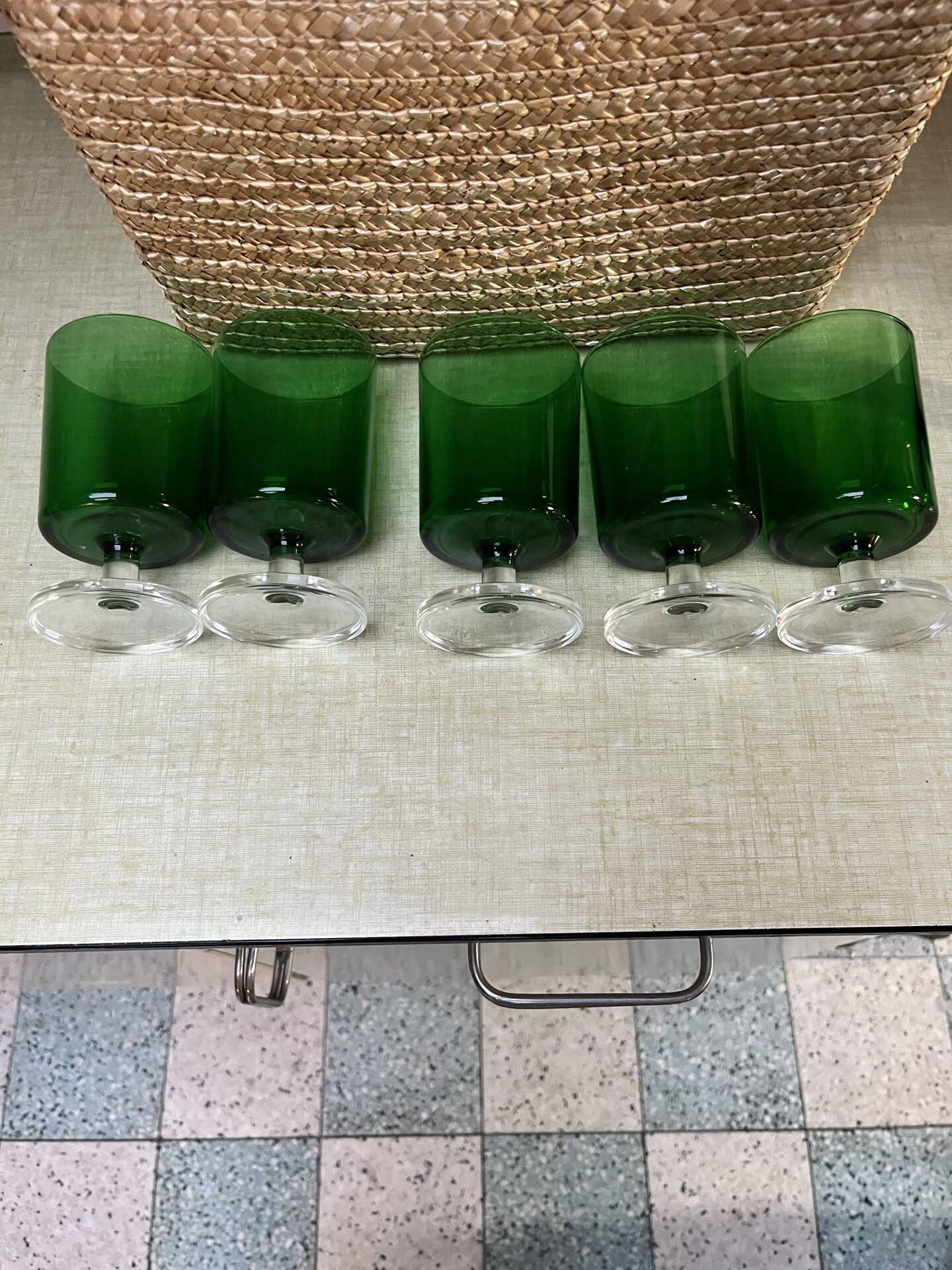 5 stemmed glasses