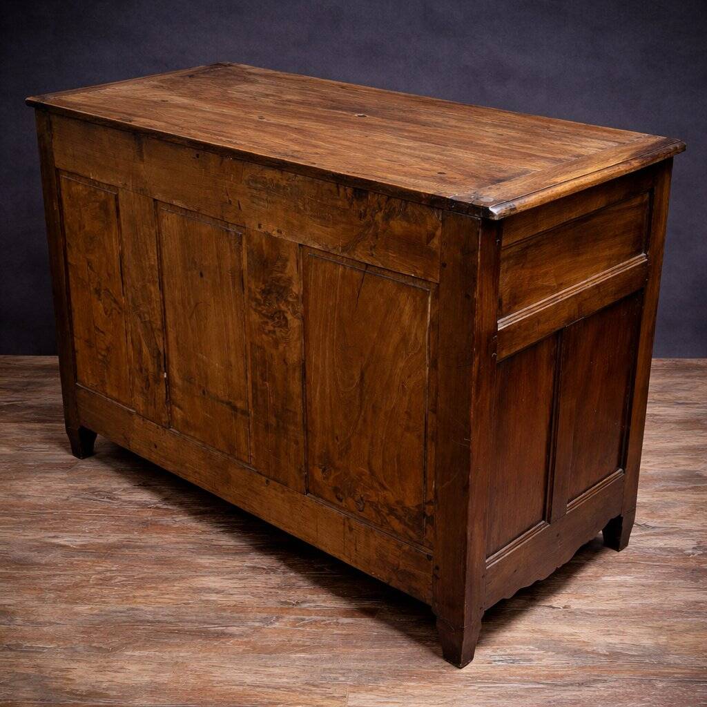Louis XV transitional commode in precious wood marquetry.