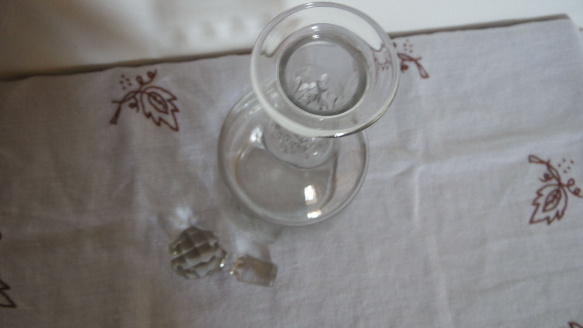 Hand-cut glass decanter, faceted glass cap