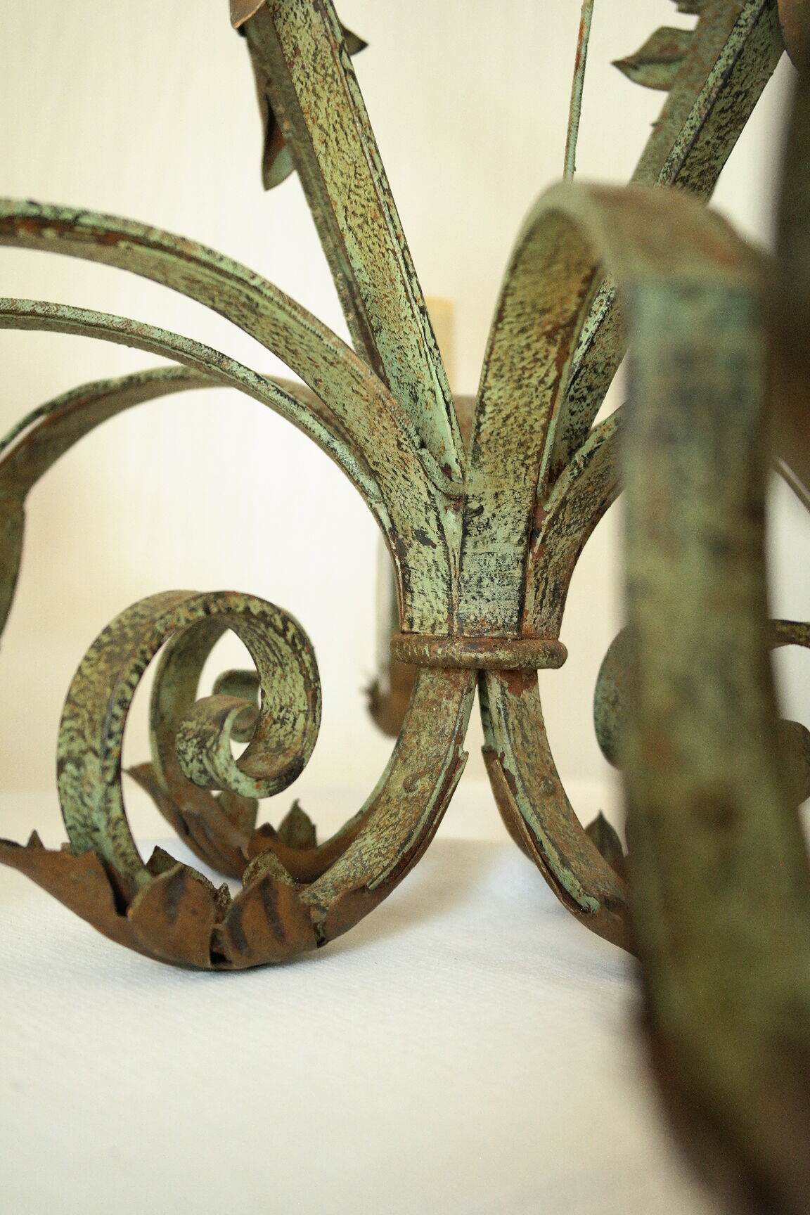 Lustre with 8 branches in wrought iron, grey-green patina and antique gilding.