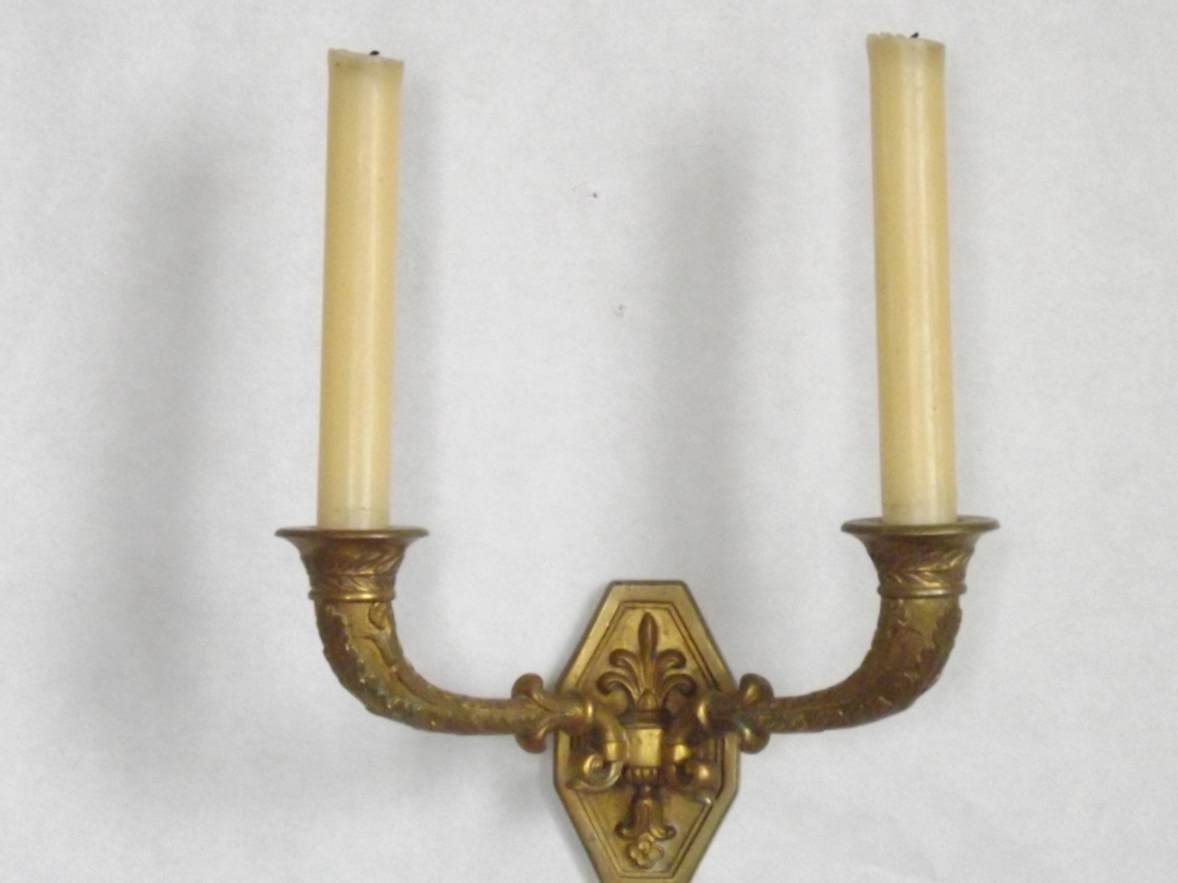 Applique murale en bronze Art Nouveau français à double bougie avec détail de fleur de lys.