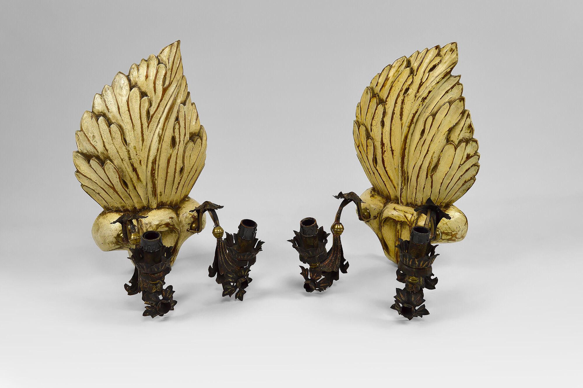 Pair of Hollywood Regency sconces in carved, painted and patinated wood, 1950s