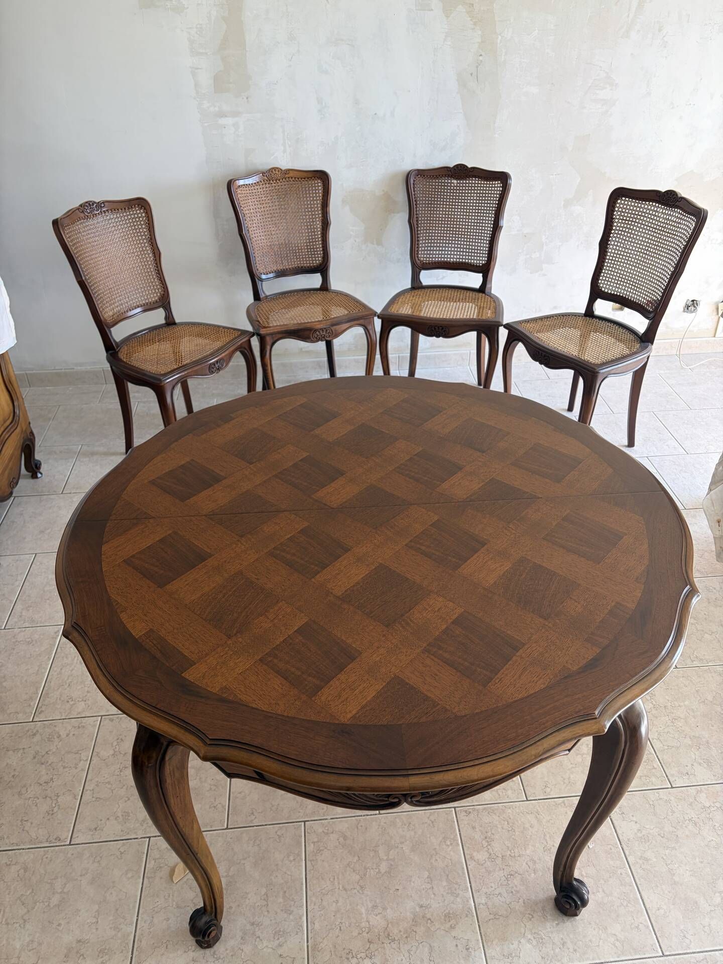 Table de salle à manger style Louis XV et 4 chaises.