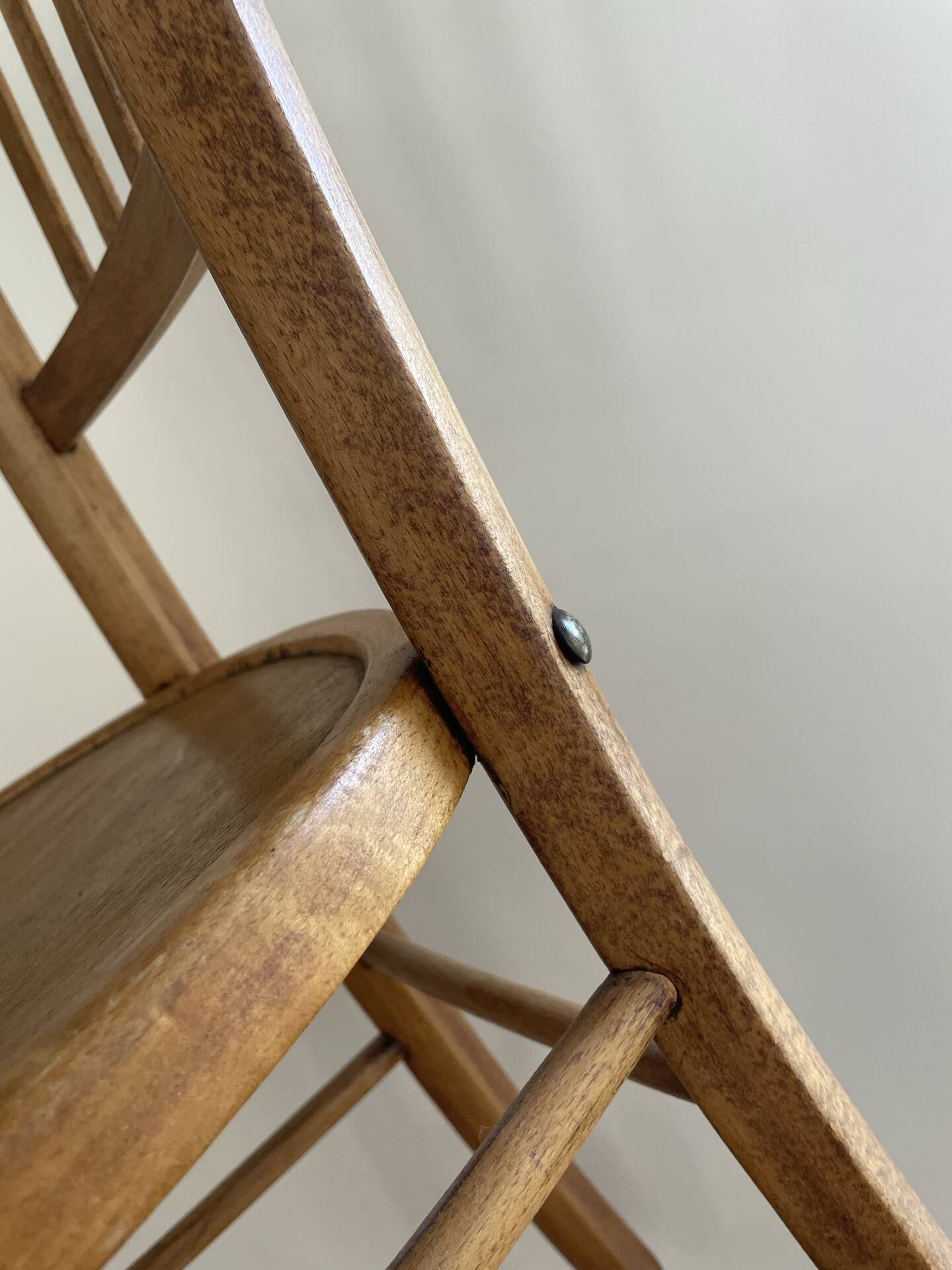 Paire de chaises vintage en bois – lignes sobres et belle patine