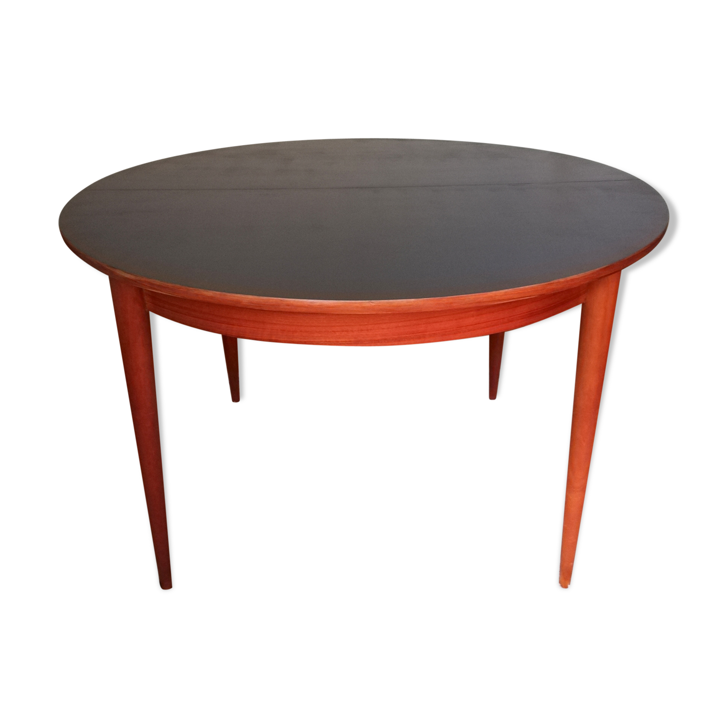 Expandable teak round table