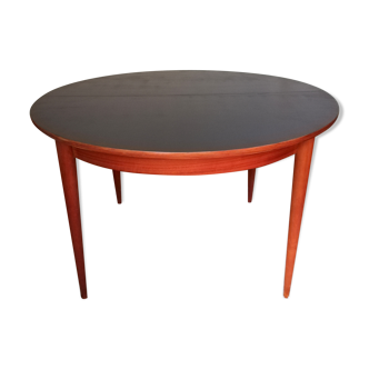 Expandable teak round table