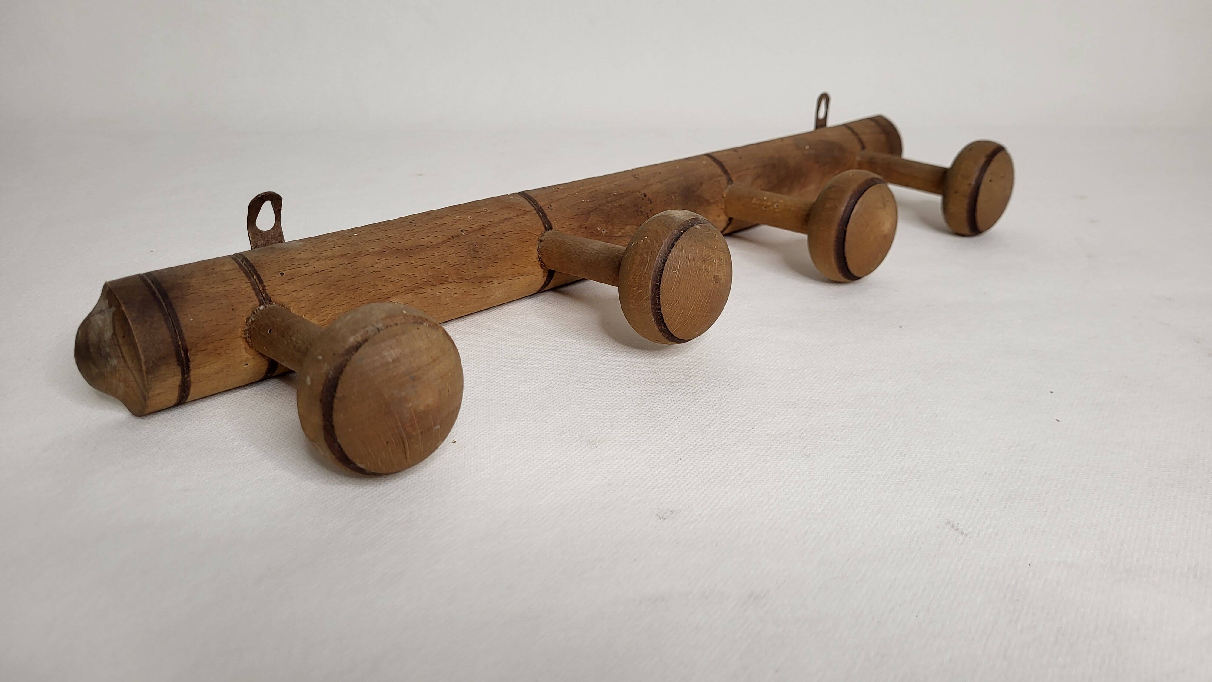 Coat rack with 4 wooden hooks