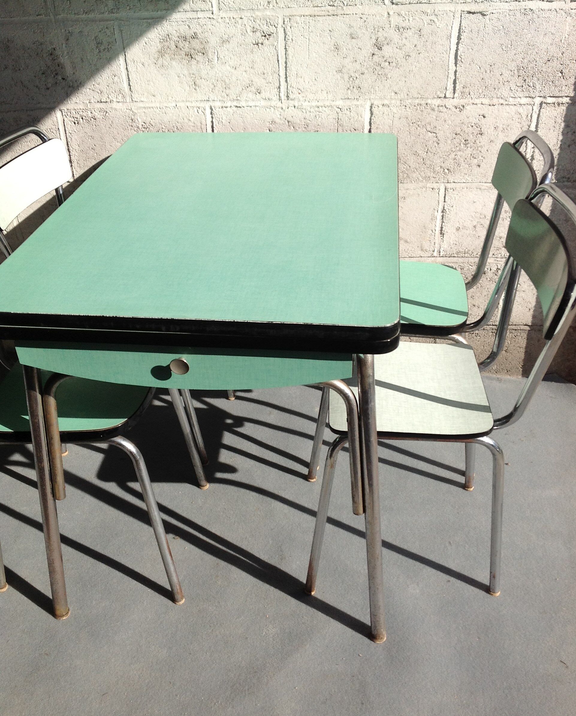 Table formica et ses 4 chaises vert menthe
