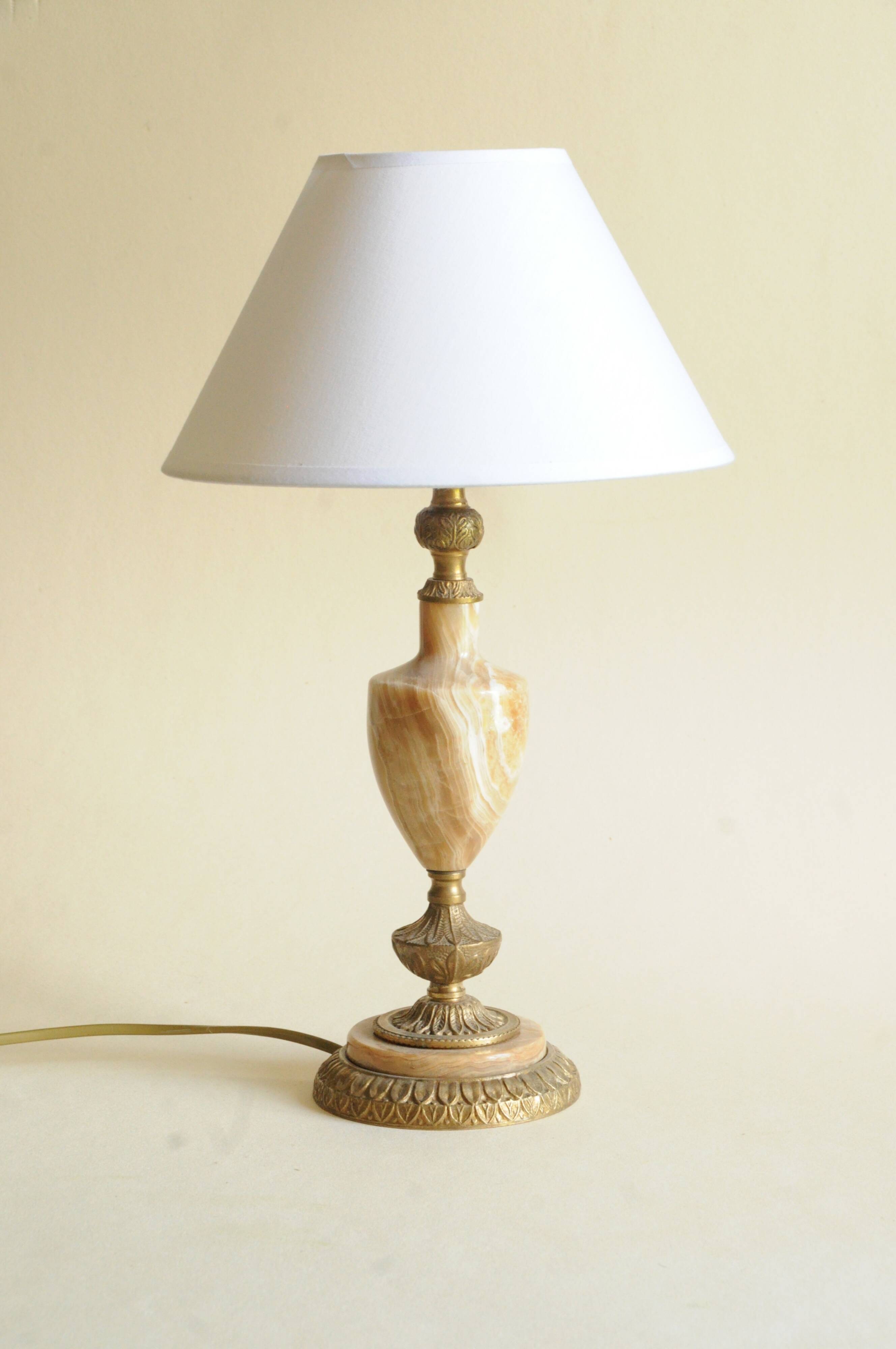 Lampe de table vintage en onyx et laiton avec abat-jour, style néoclassique