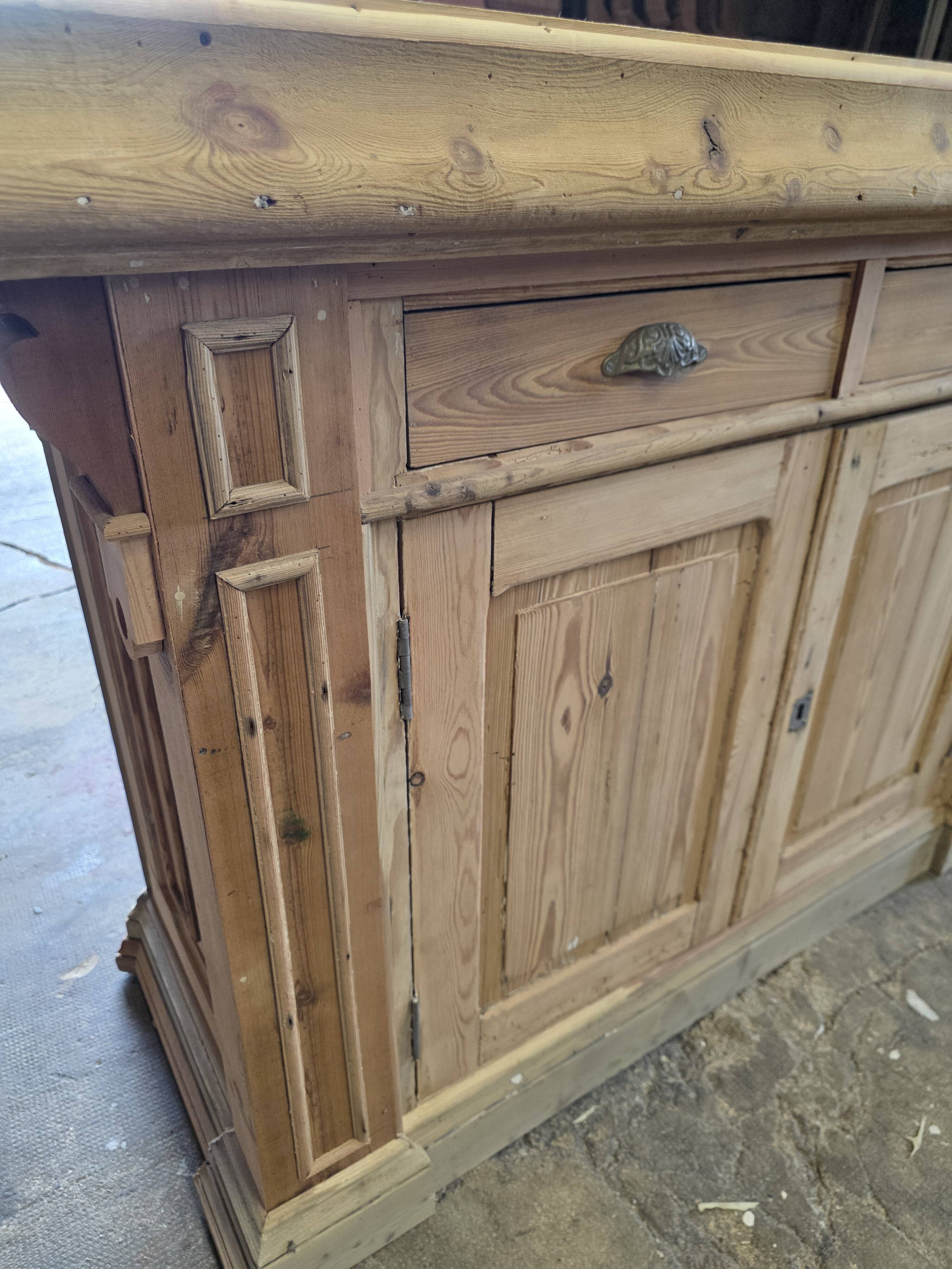 Bistro counter with a Hungarian point design.