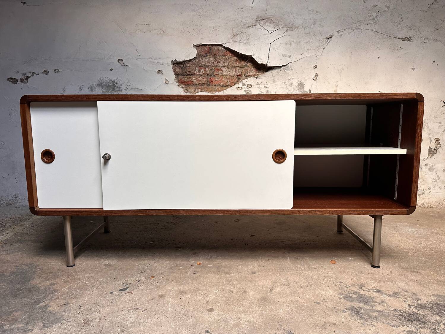 Buffet vintage Pastoe – Placage wengé et portes coulissantes blanches