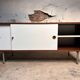 Buffet vintage Pastoe – Placage wengé et portes coulissantes blanches