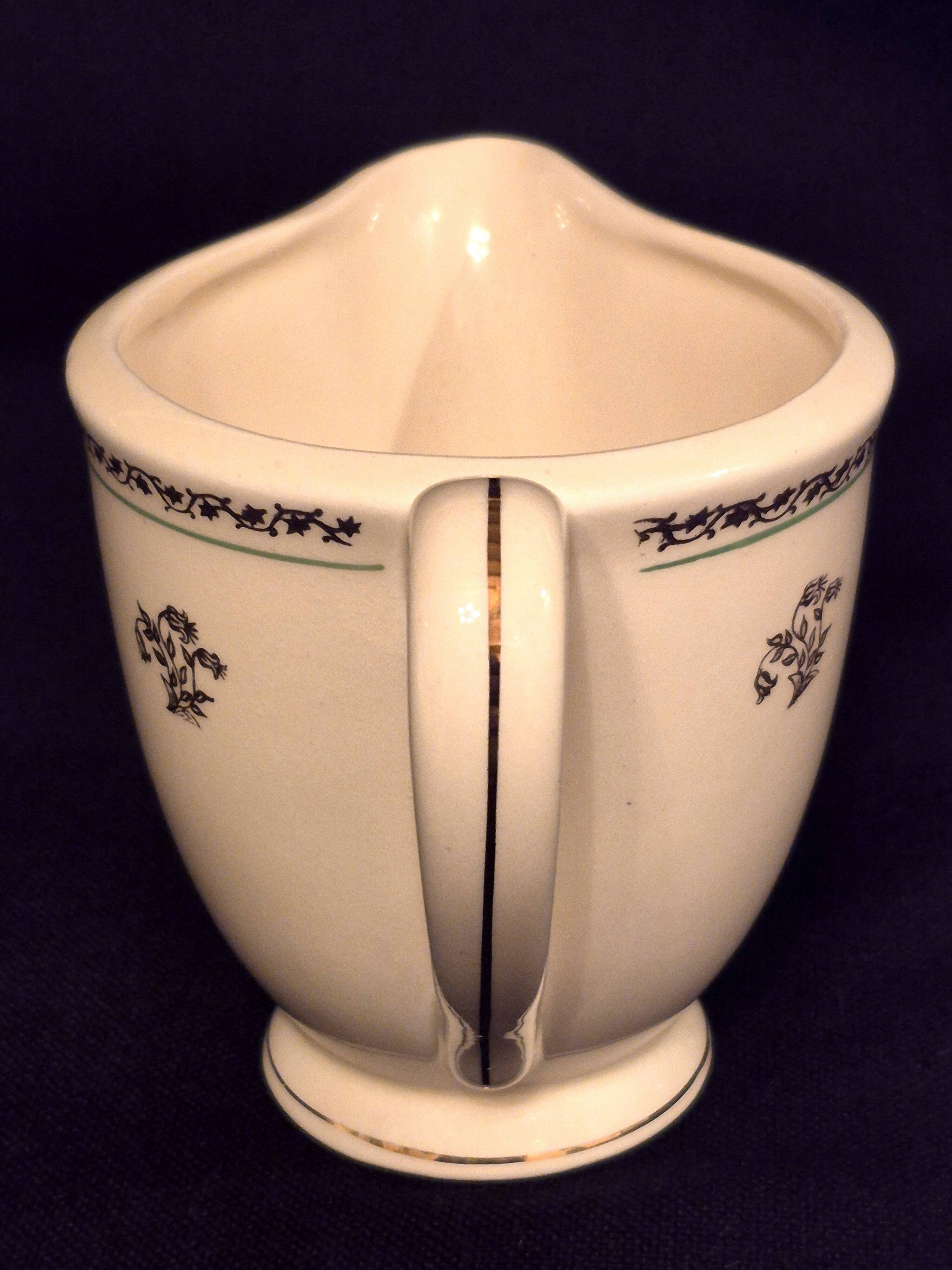 Antique milk jug in Gien earthenware, Valence model A040.