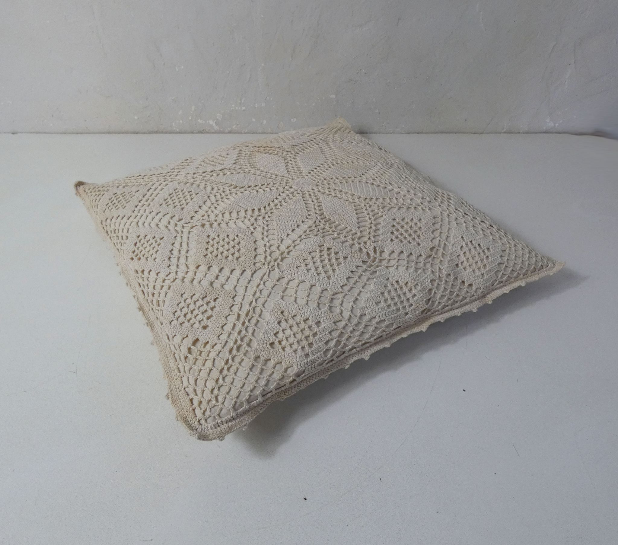 Coussins au crochet écru vintage