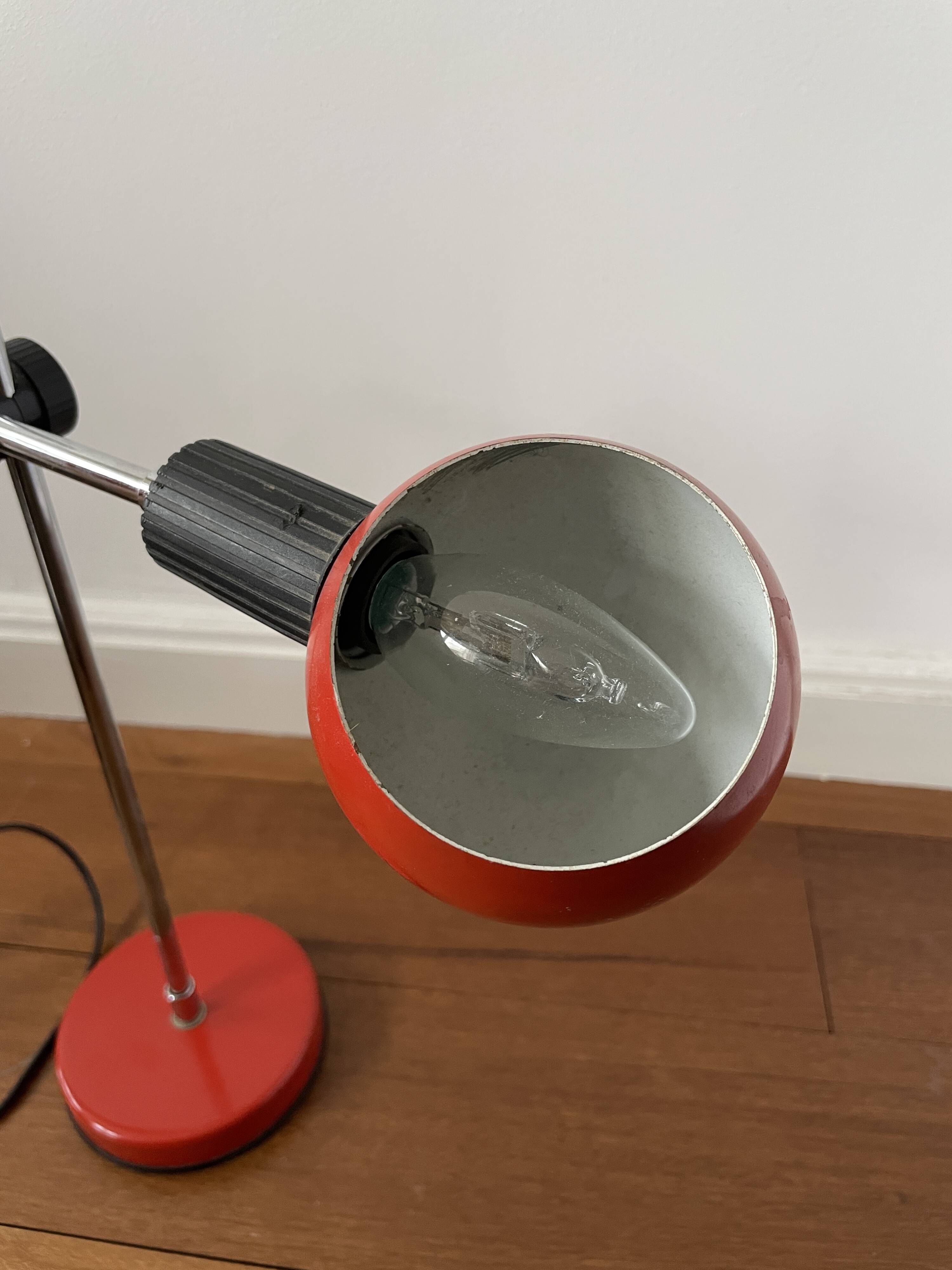 Lampe vintage rouge années 80 Veneta Lumi