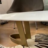 Table basse ovale en corian de Martine Cazes et Thierry Conquet