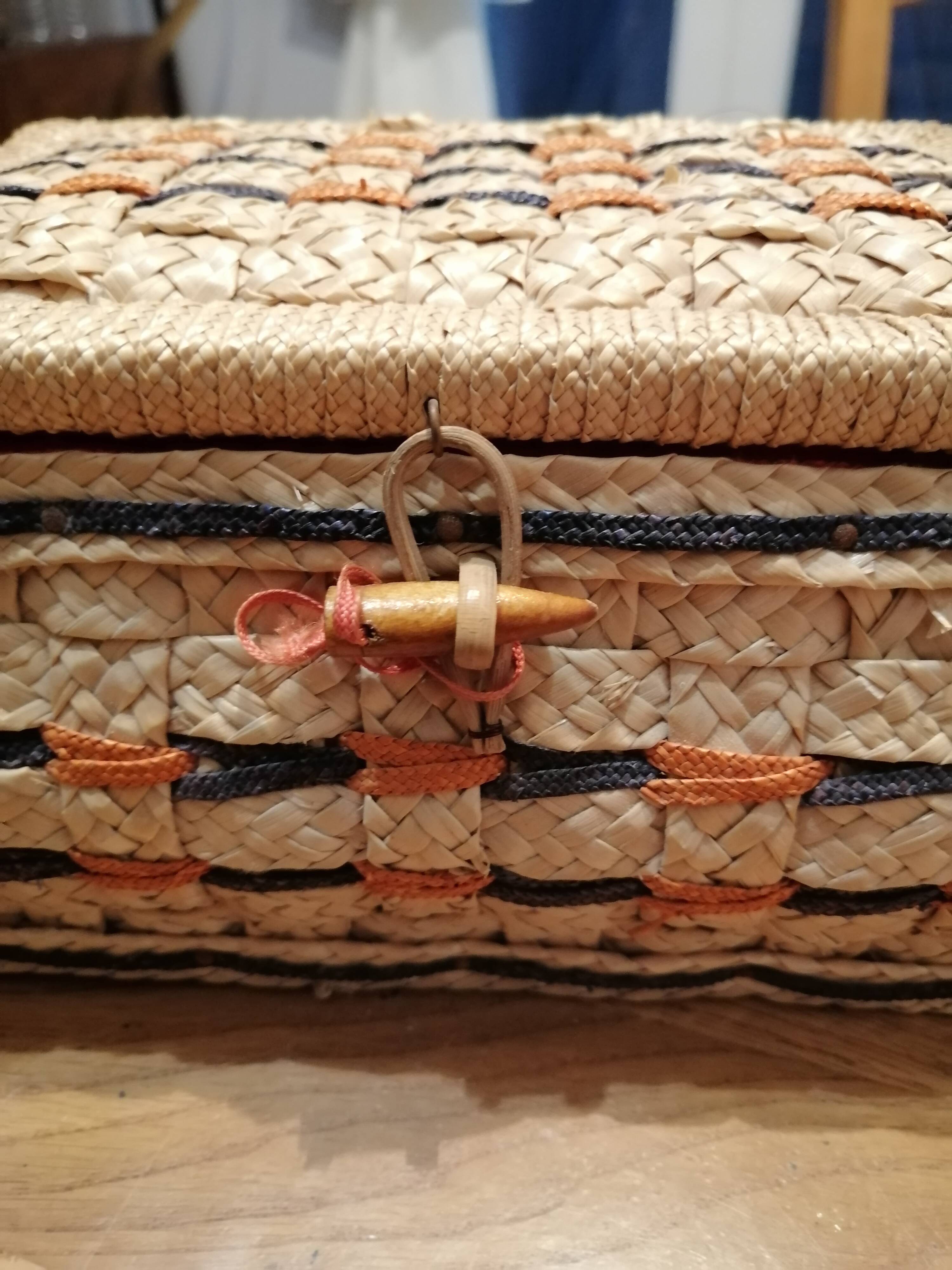 Petite boite a couture en osier vintage