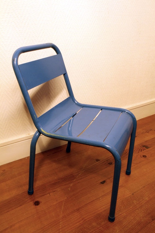 Chaise métallique industrielle bleue pour enfant