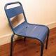 Chaise métallique industrielle bleue pour enfant
