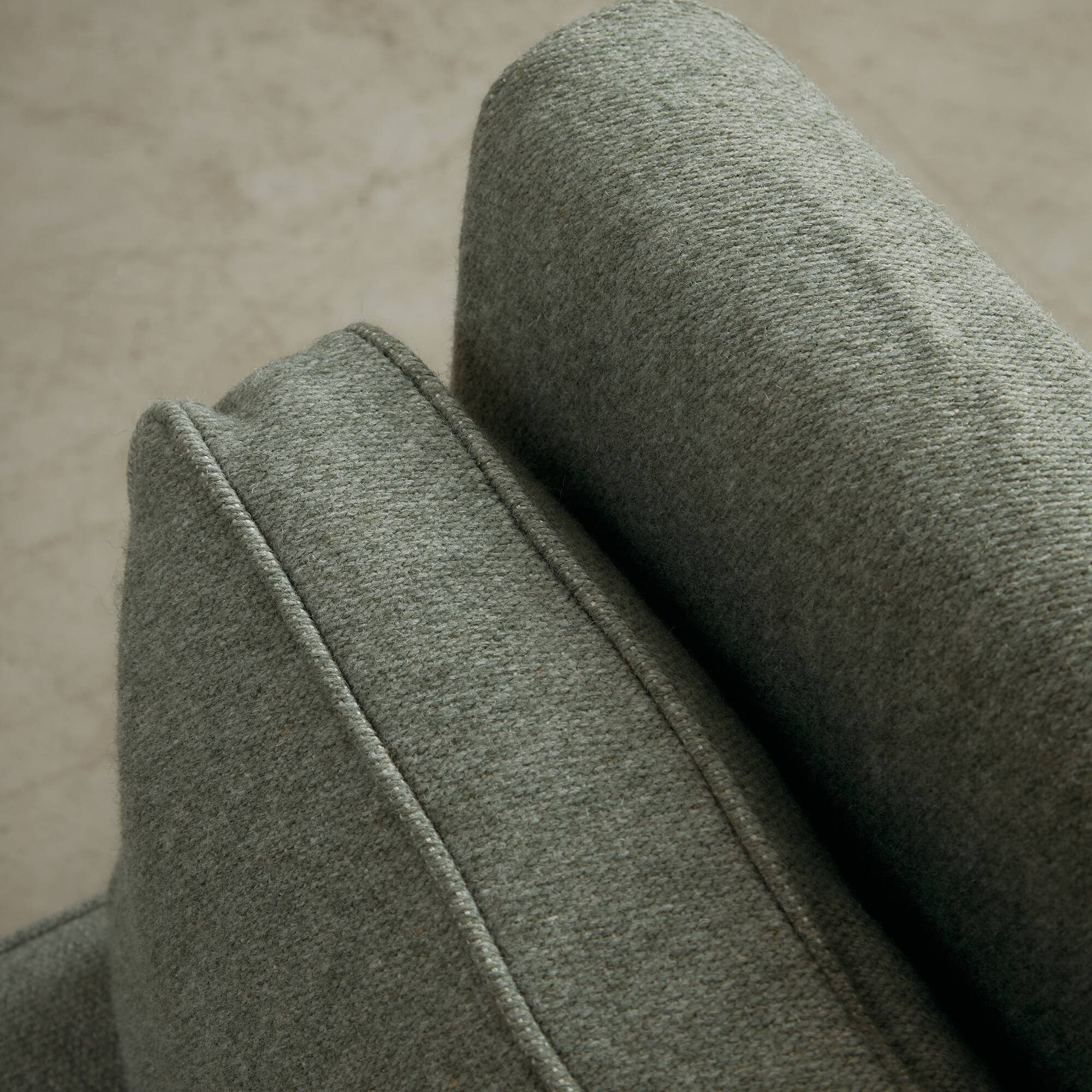 Canapé trois places en bois de cerisier du milieu du siècle