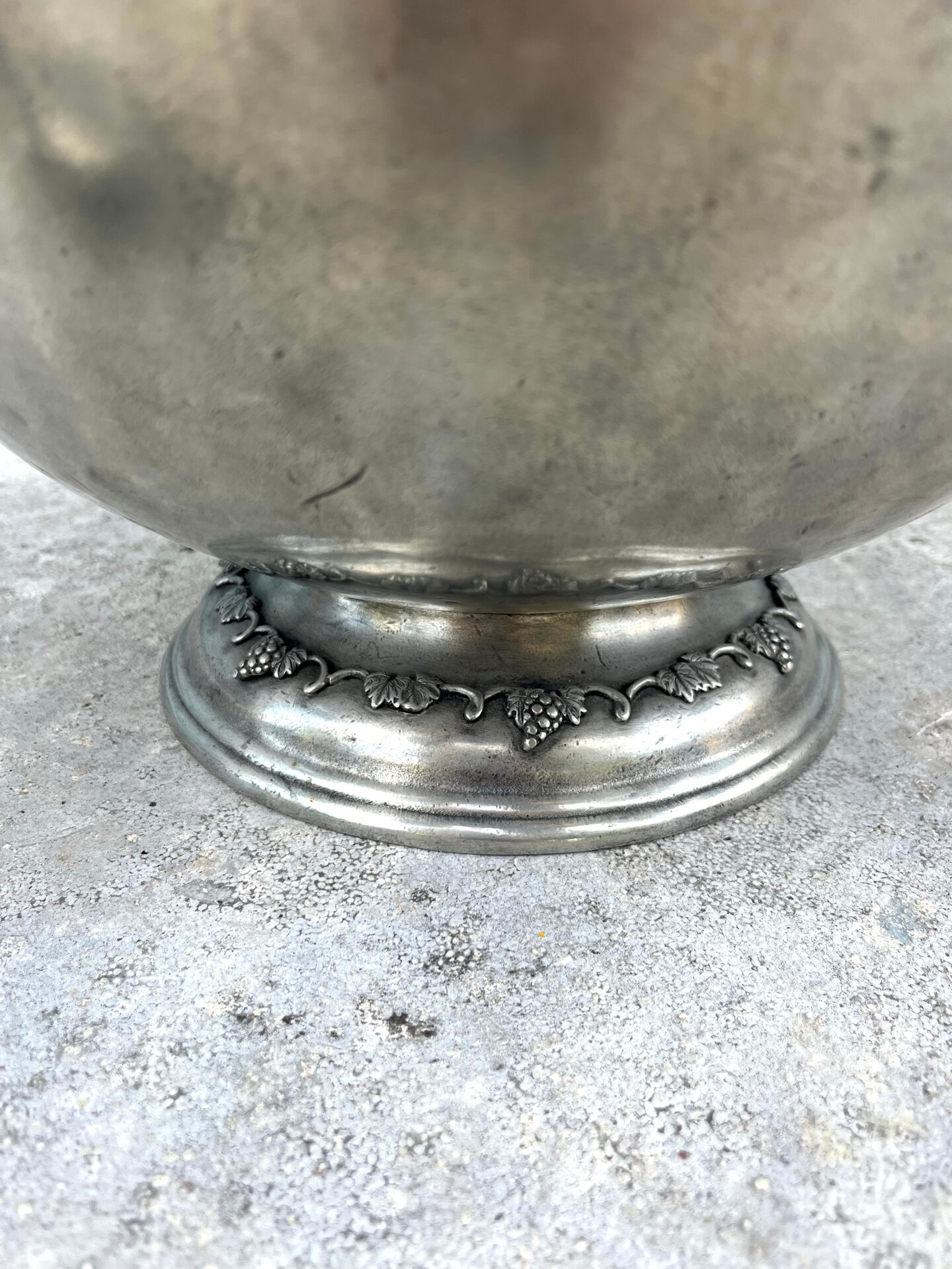 French pewter punch bowl set with 10 cups and ladle – grapevine Etain