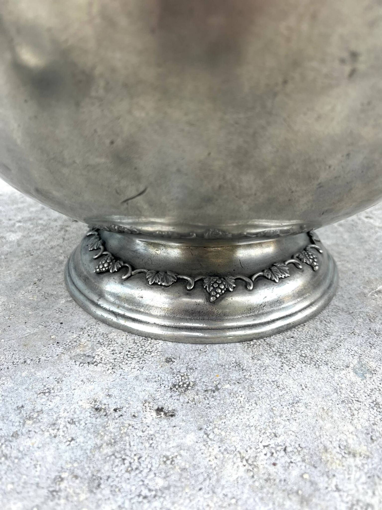 French pewter punch bowl set with 10 cups and ladle – grapevine Etain