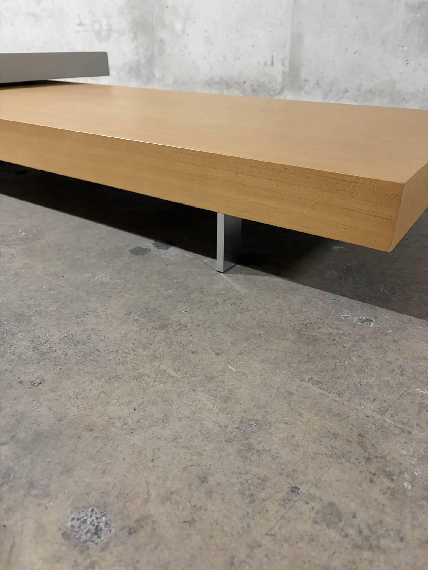Jeu de 2 tables basses design Molteni&C, bois clair et laqué gris p