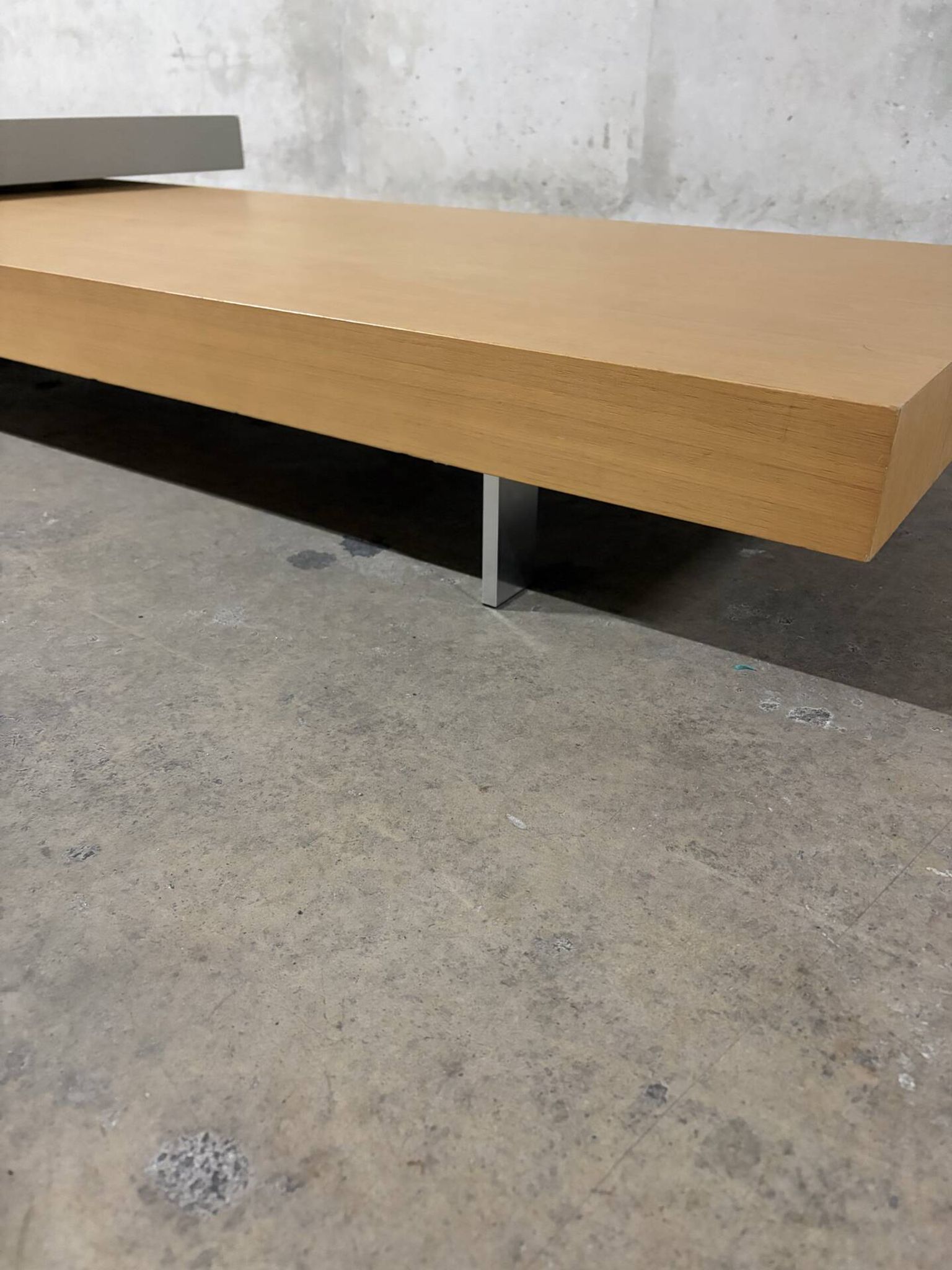 Set of 2 design coffee tables by Molteni&C, light wood and grey lacquered.