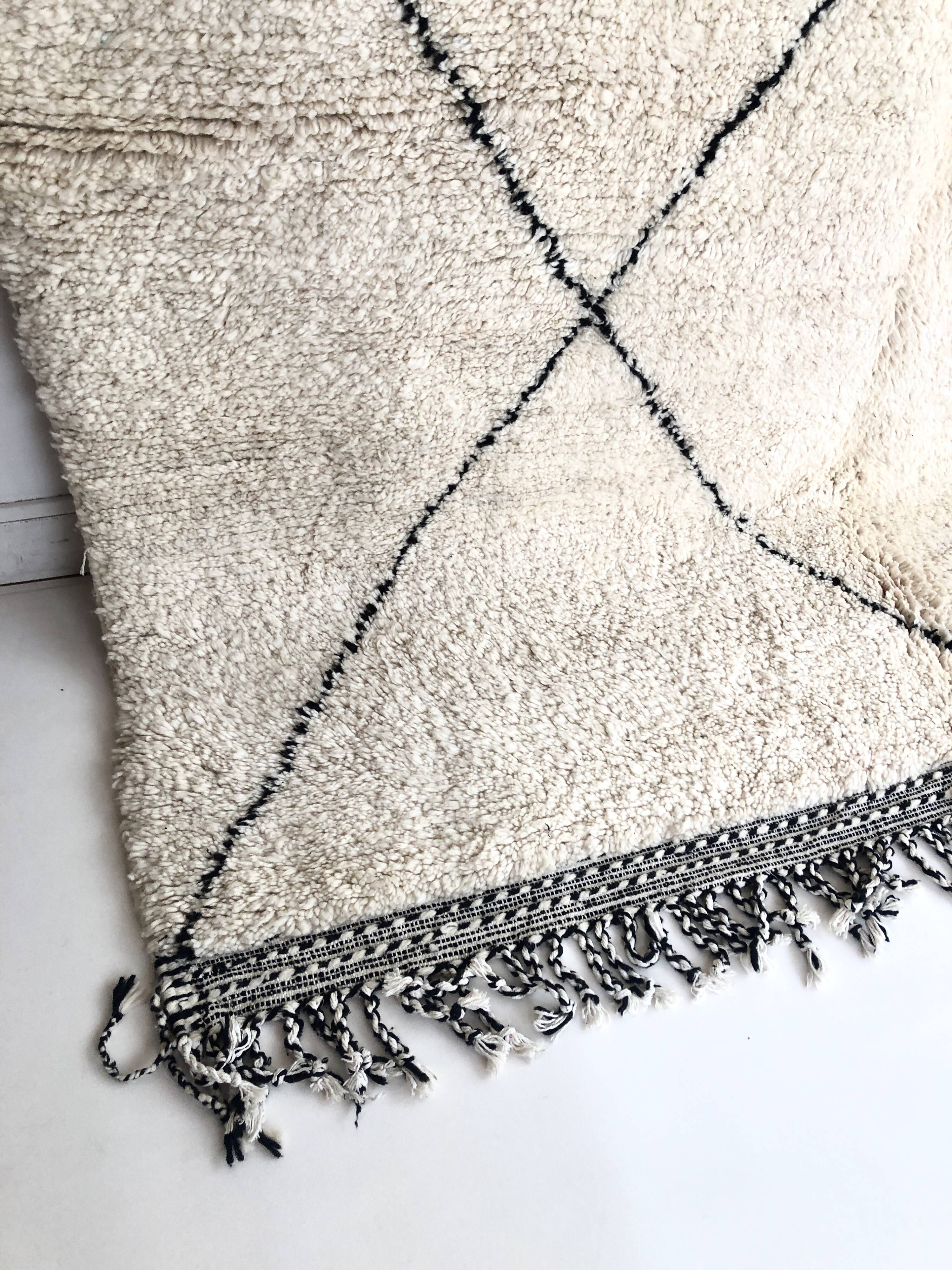 Moroccan Berber carpet Beni Ouarain with black diamonds 3,05x2.09m