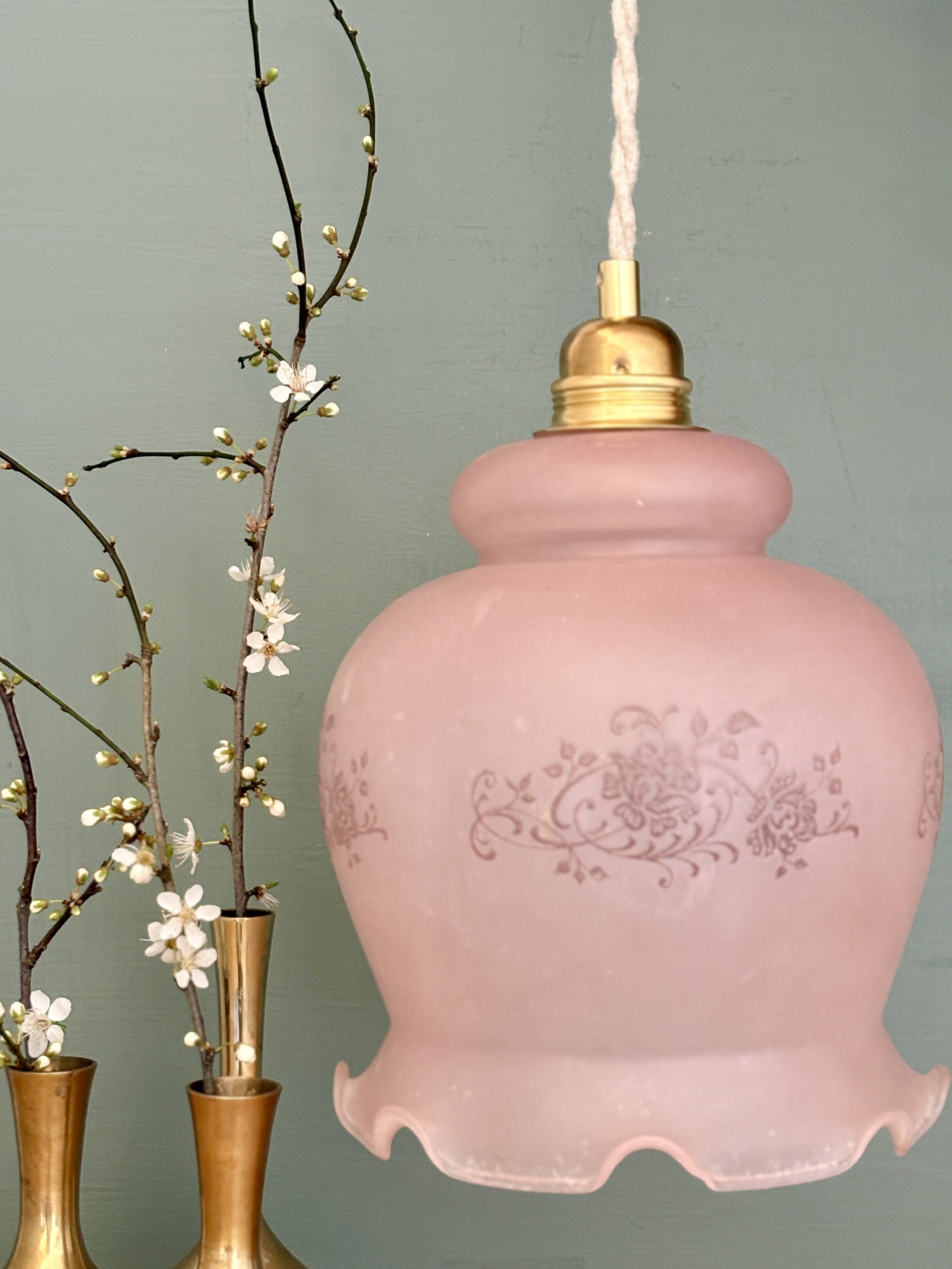 Suspension globe vintage en verre dépoli rose